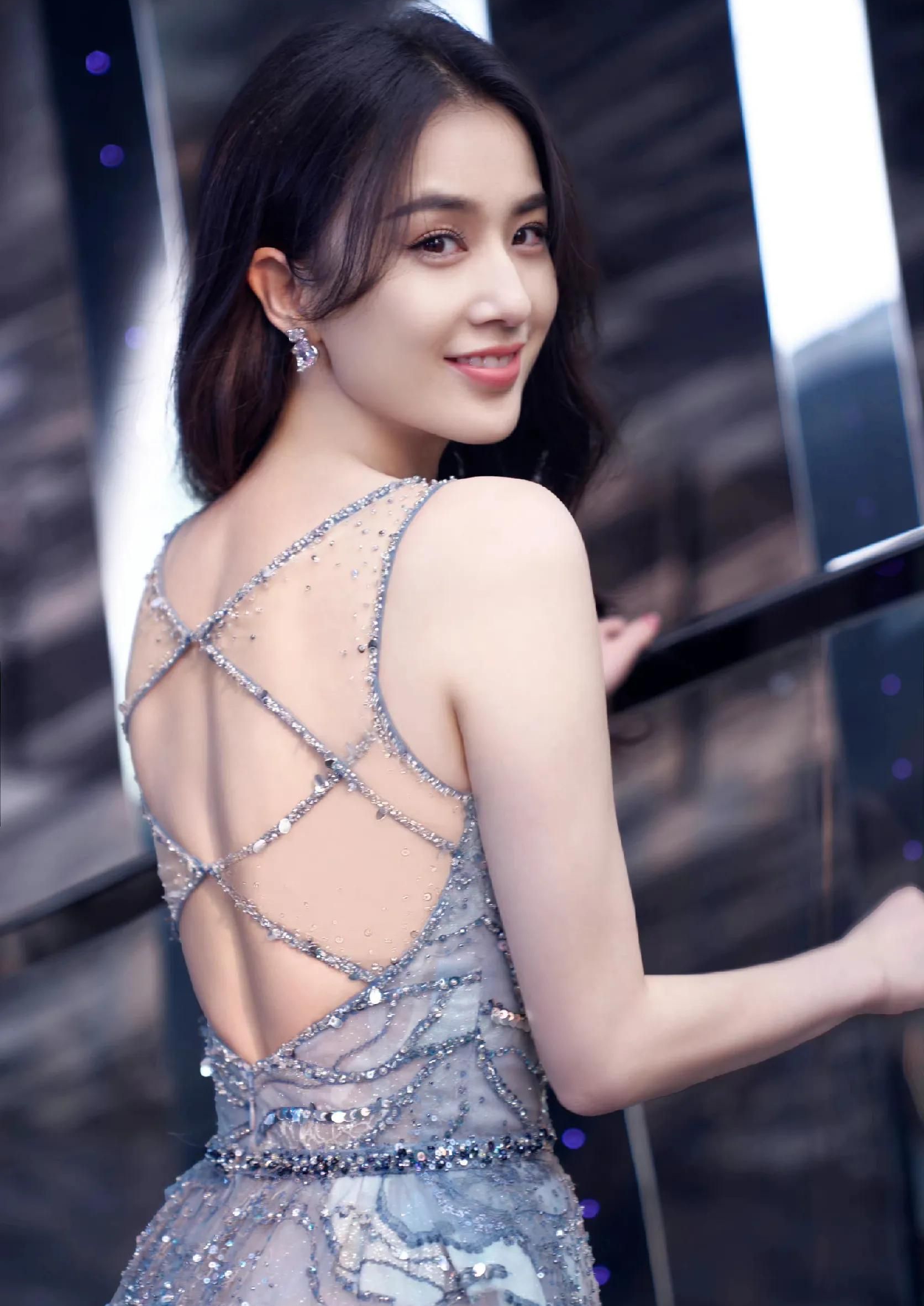 黄圣依穿深v露背礼服展现婀娜多姿曼妙傲人曲线美艳大气