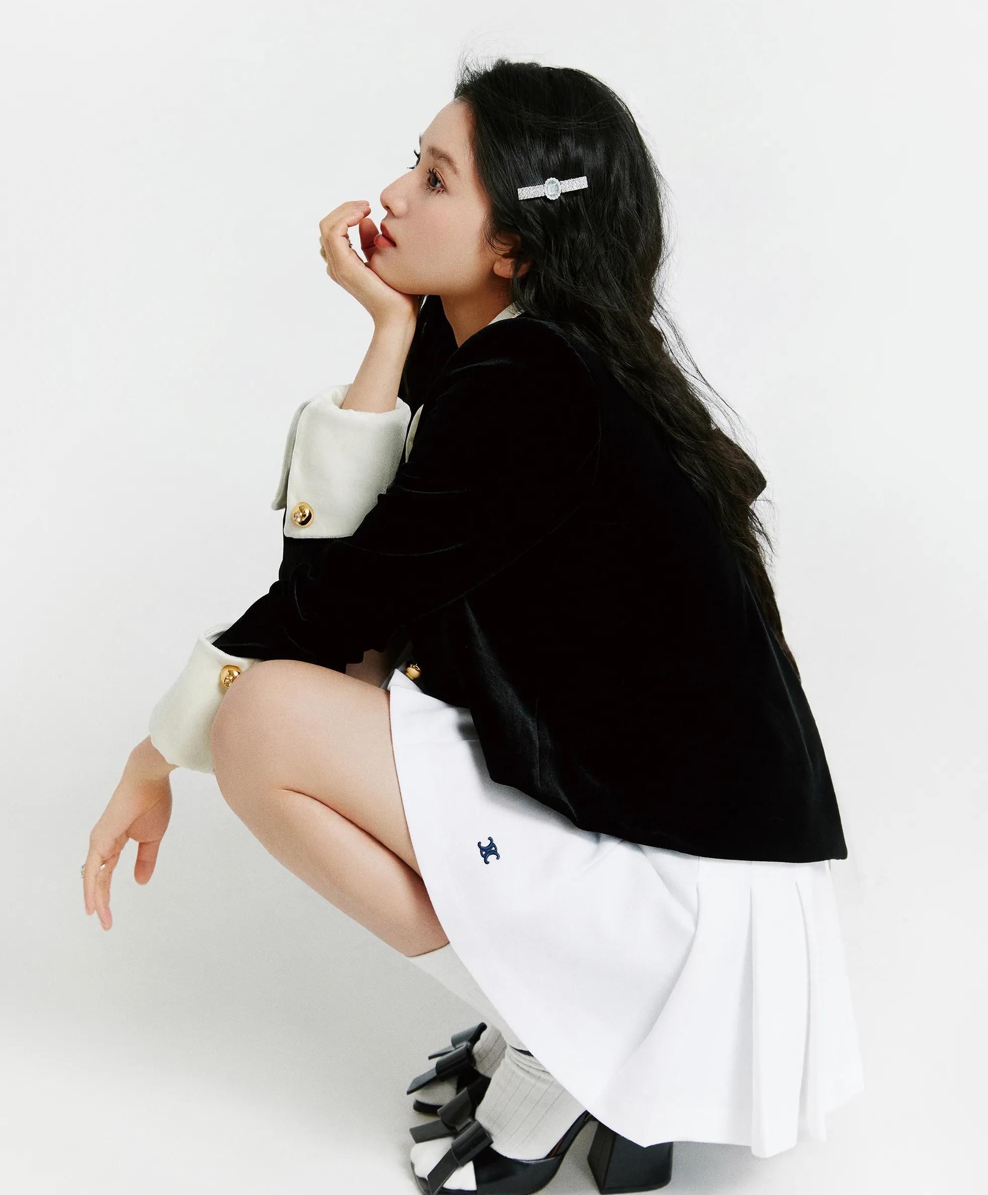 张婧仪黑猫与玫瑰大片,穿高开叉红裙秀美腿,妩媚撩人!