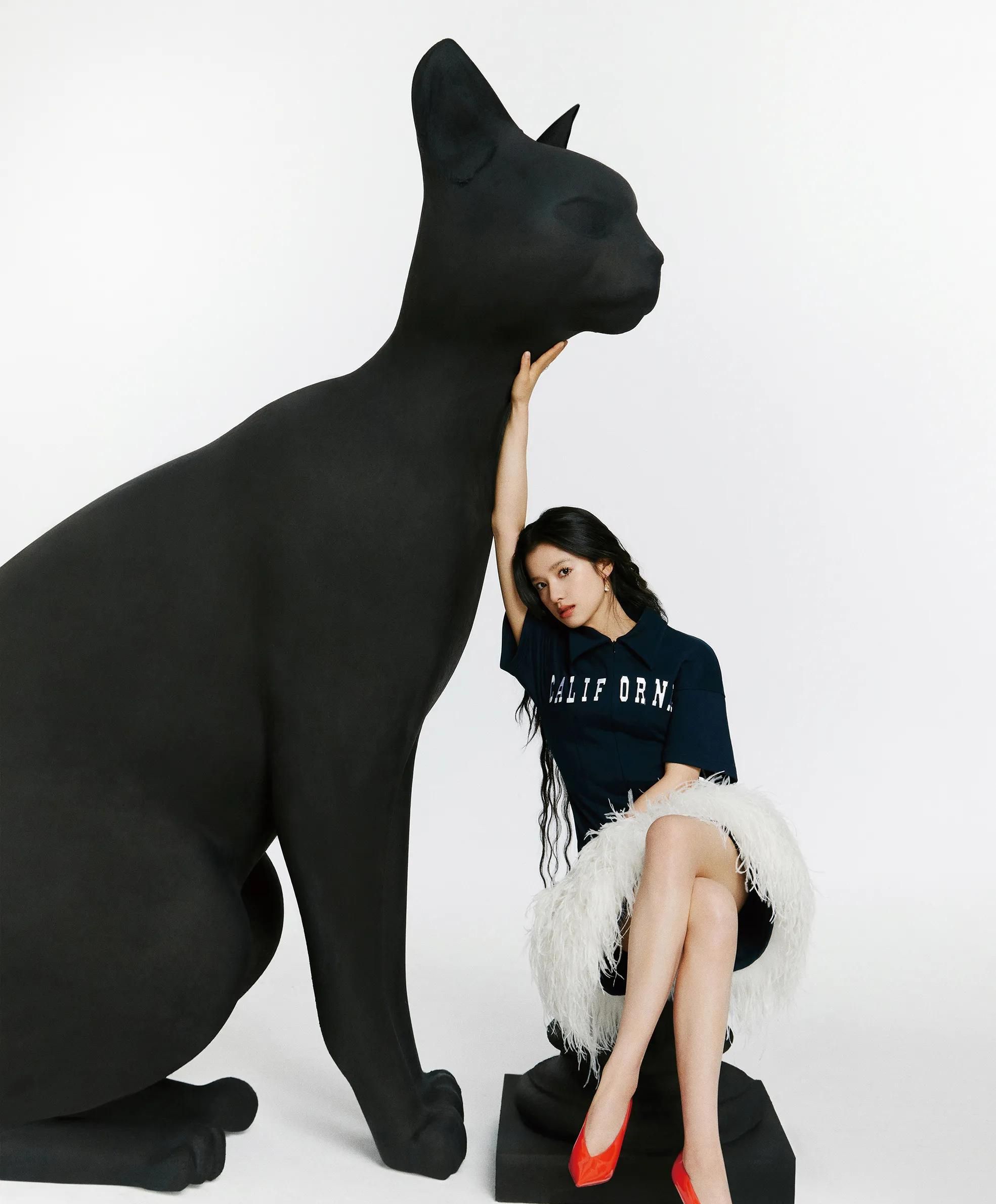 张婧仪黑猫与玫瑰大片,穿高开叉红裙秀美腿,明艳动人!