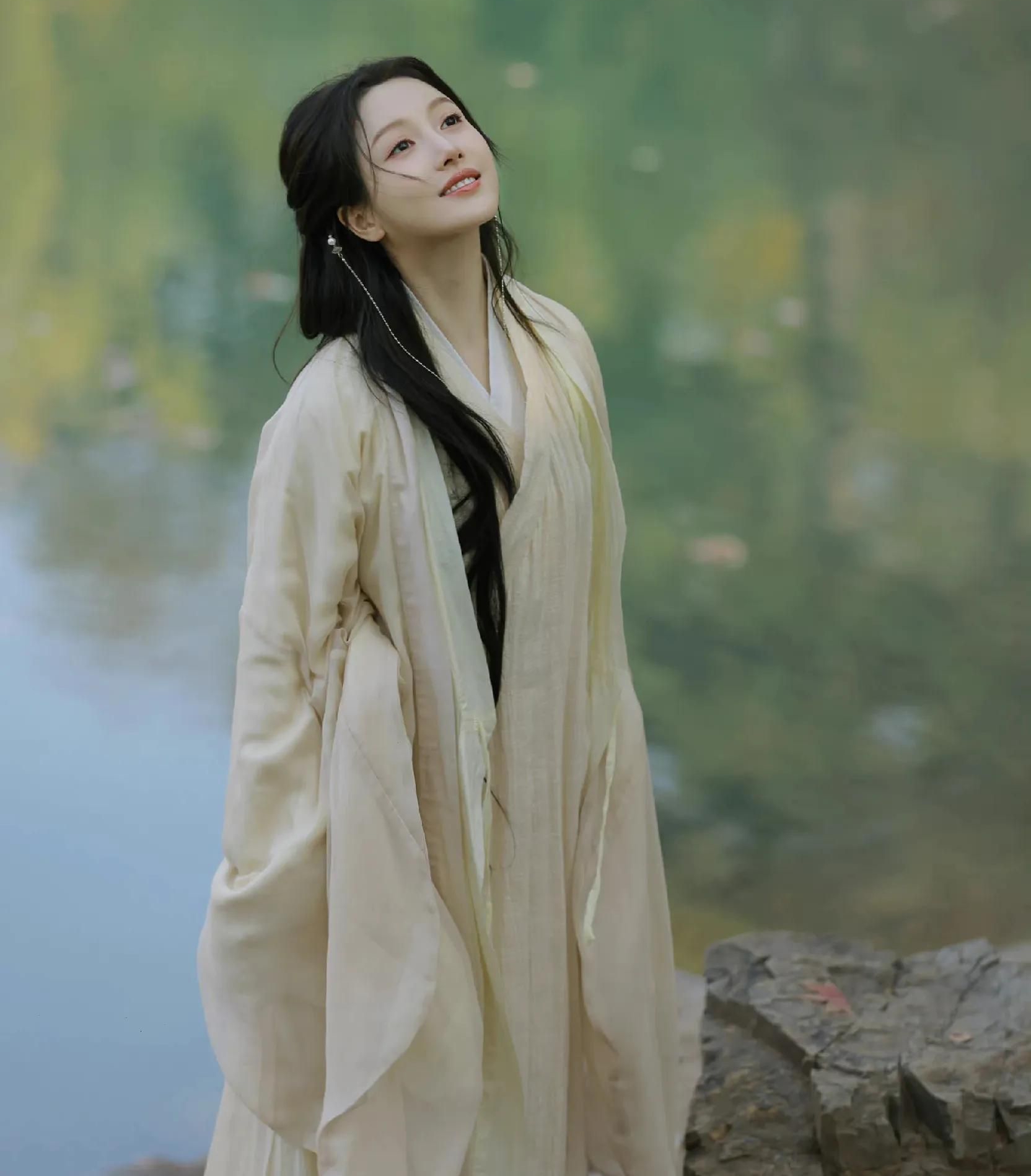 姜贞羽古风写真,撑伞执花,素雅纯净,意境朦胧唯美,美艳动人!