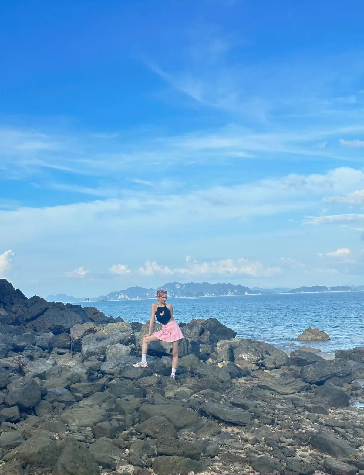 程潇晒海边随拍穿深v比基尼身材火辣明艳动人
