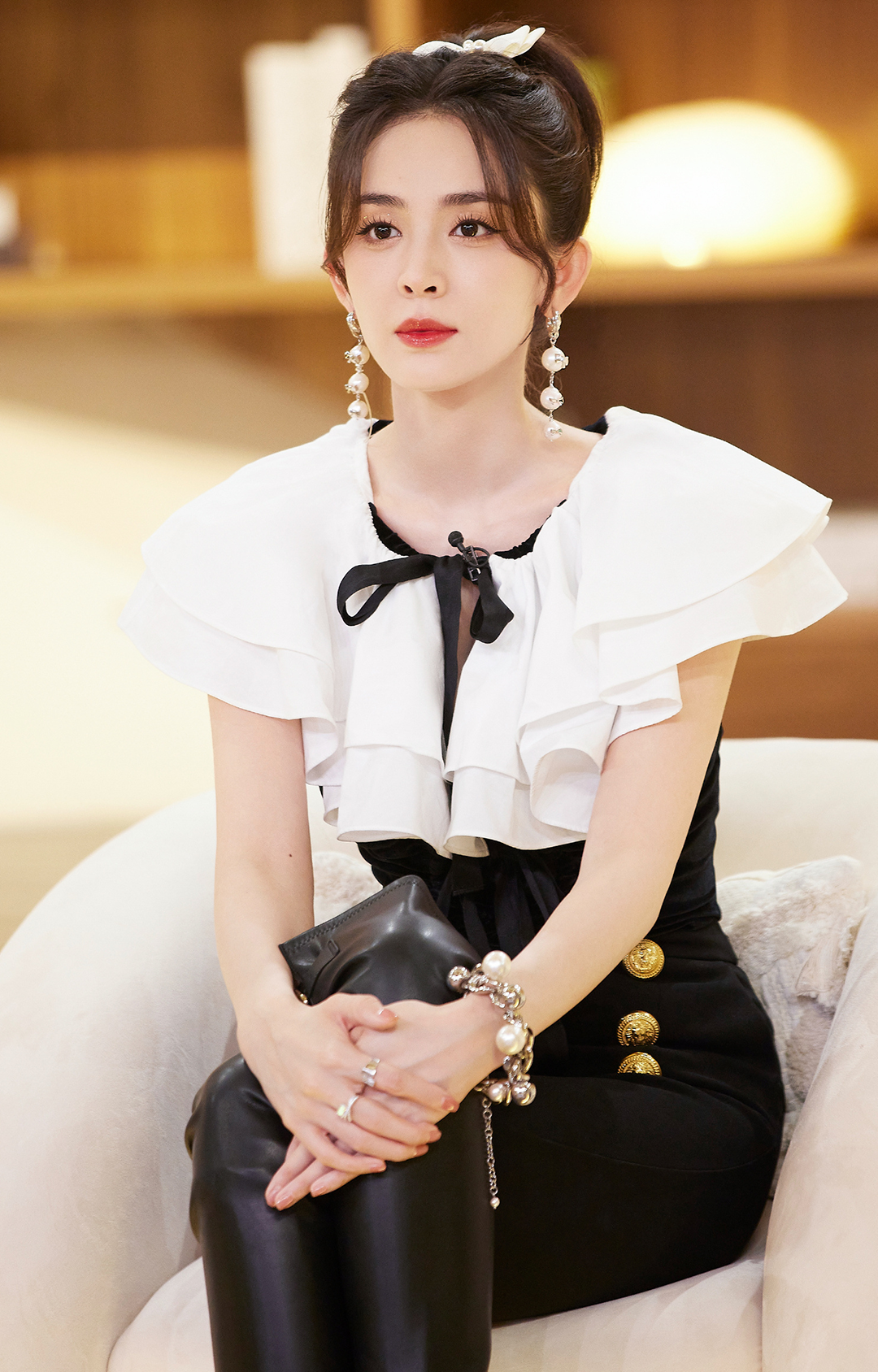 娜扎露肩长裙肤色白皙透亮惊艳迷人