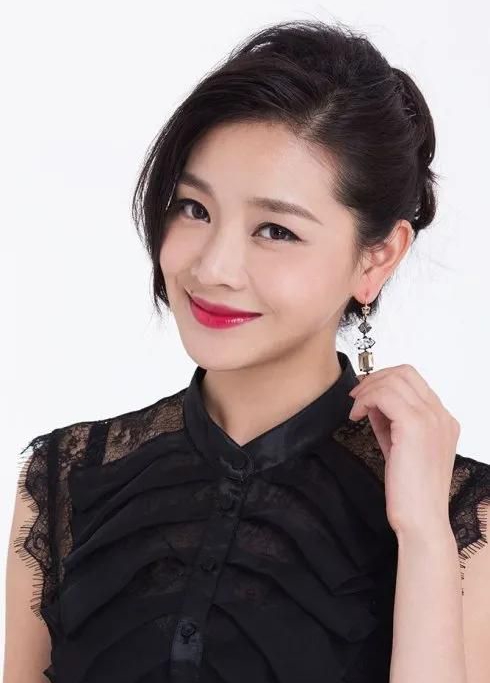 王维维的惊艳美照,身姿窈窕,楚楚动人!__财经头条