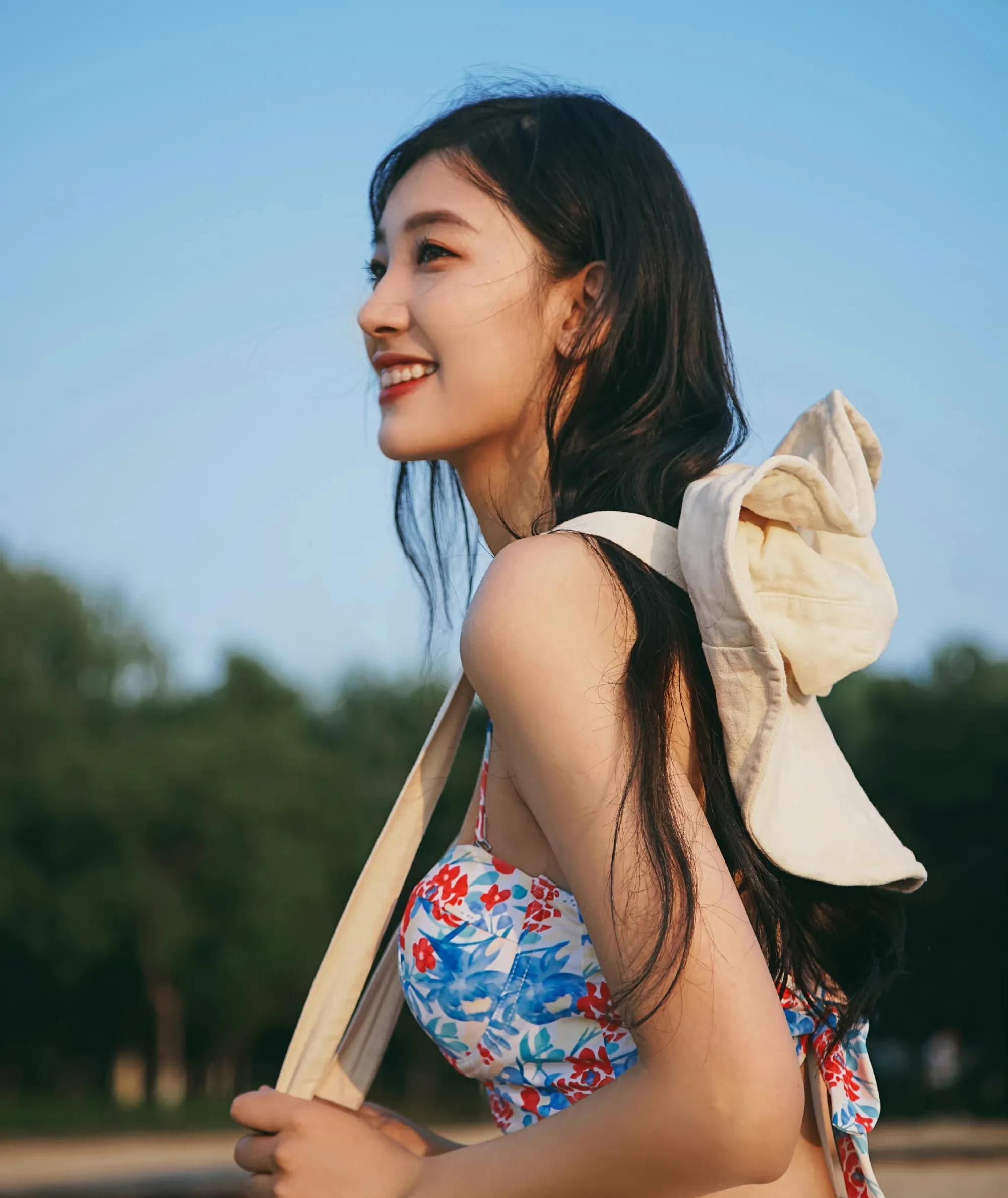 孙晓艳穿得很清凉,精致优雅,美艳动人!__财经头条