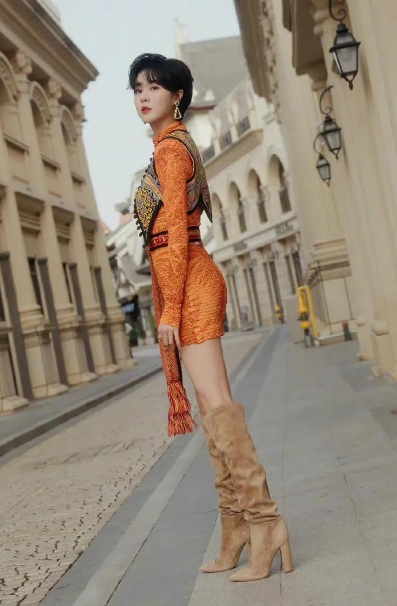 郁可唯穿橙色民族风短裙秀长腿短发干练惊艳迷人