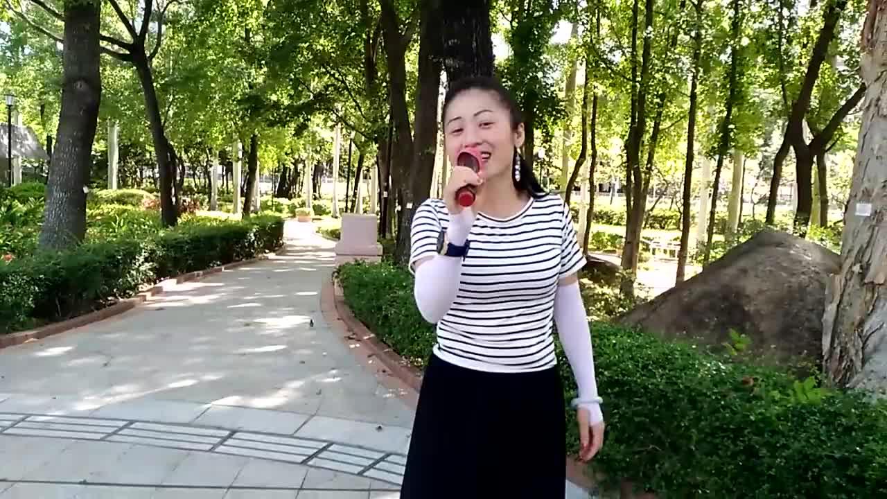 女歌手雯雯献唱一首《天路》嗓音好听