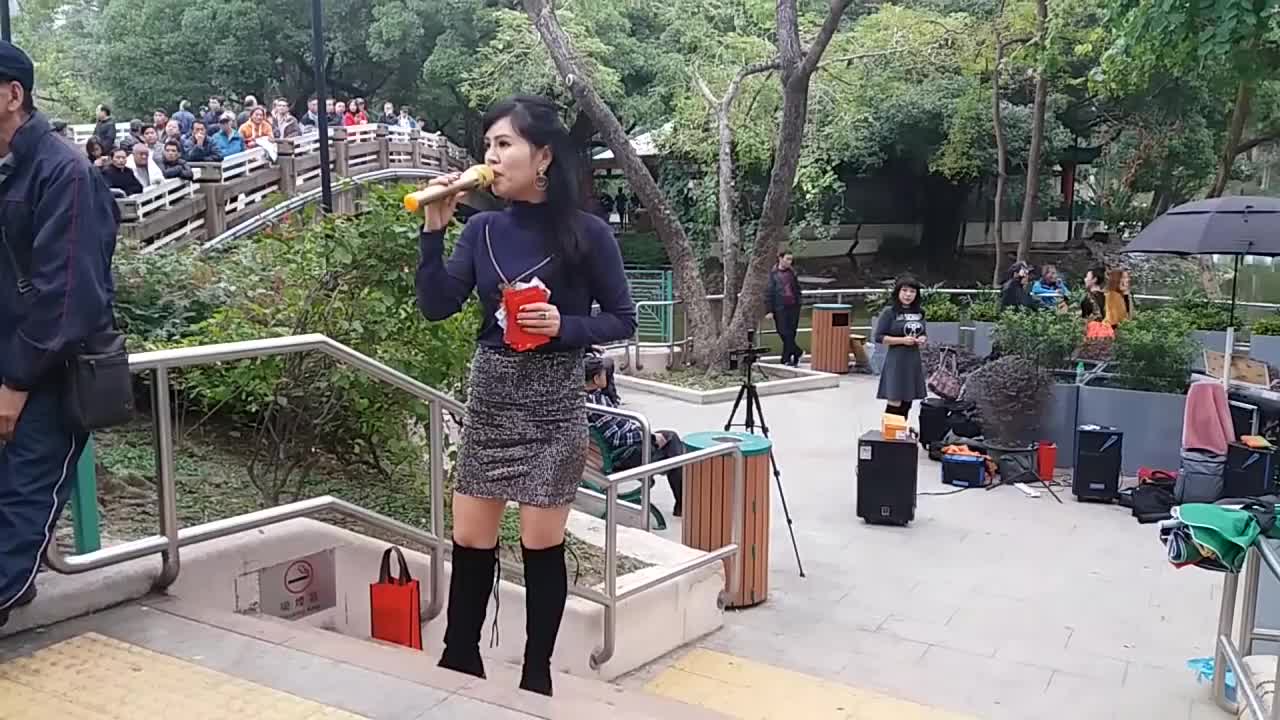 街头艺人小红演唱一首《高原蓝》嗓音好听,观众打赏钞票