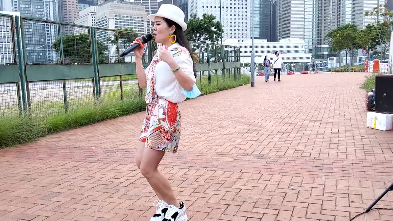街头艺人小红歌唱情火