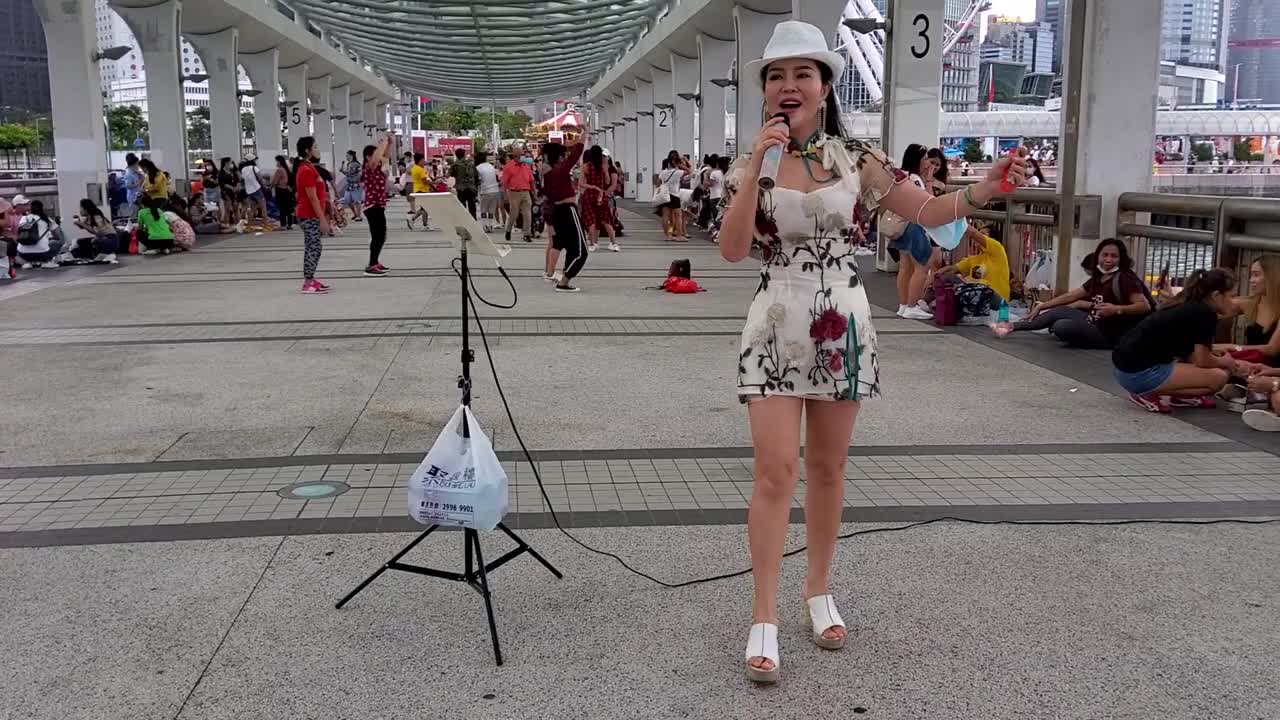 街头艺人小红歌唱(夜来香)