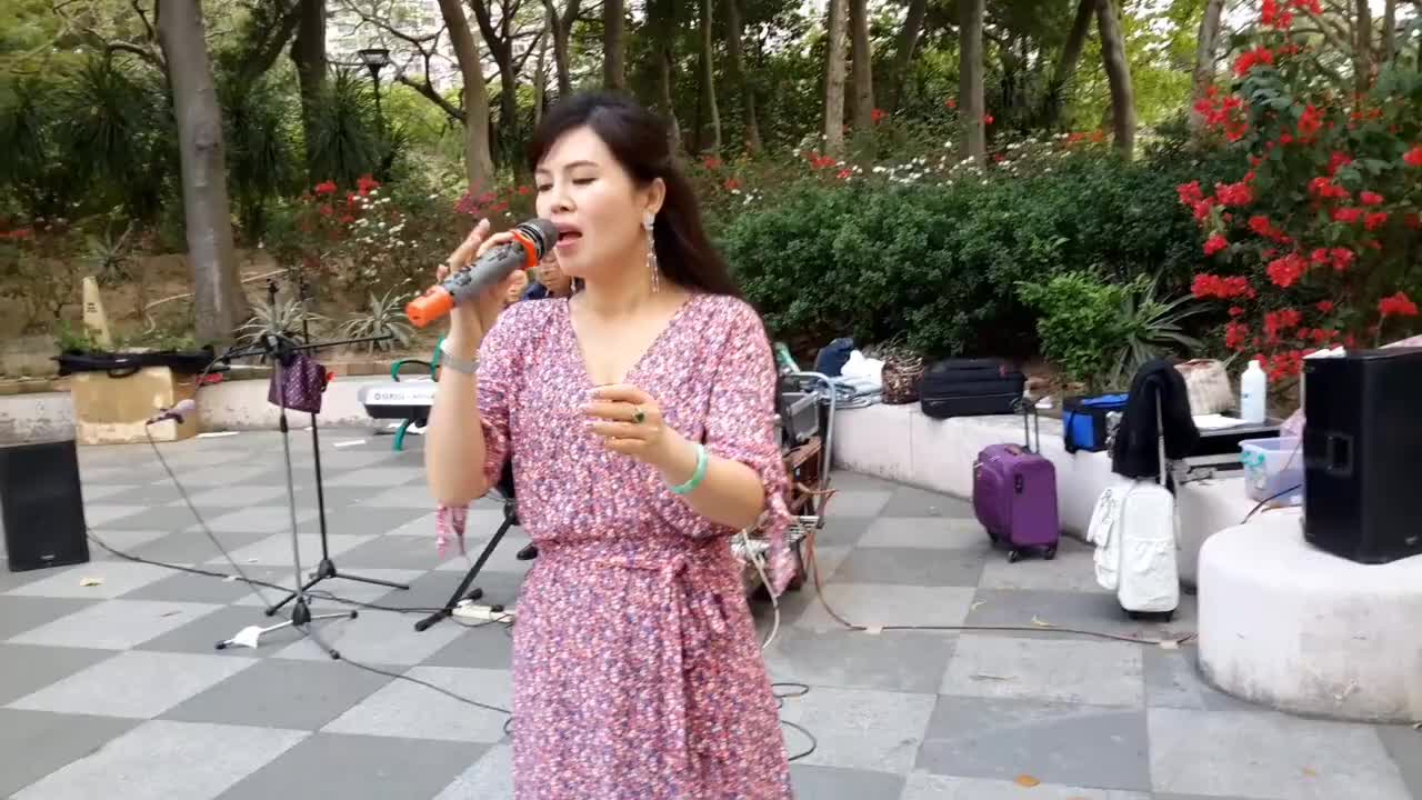 街头艺人小红歌唱亲蜜爱人 恨你不回头