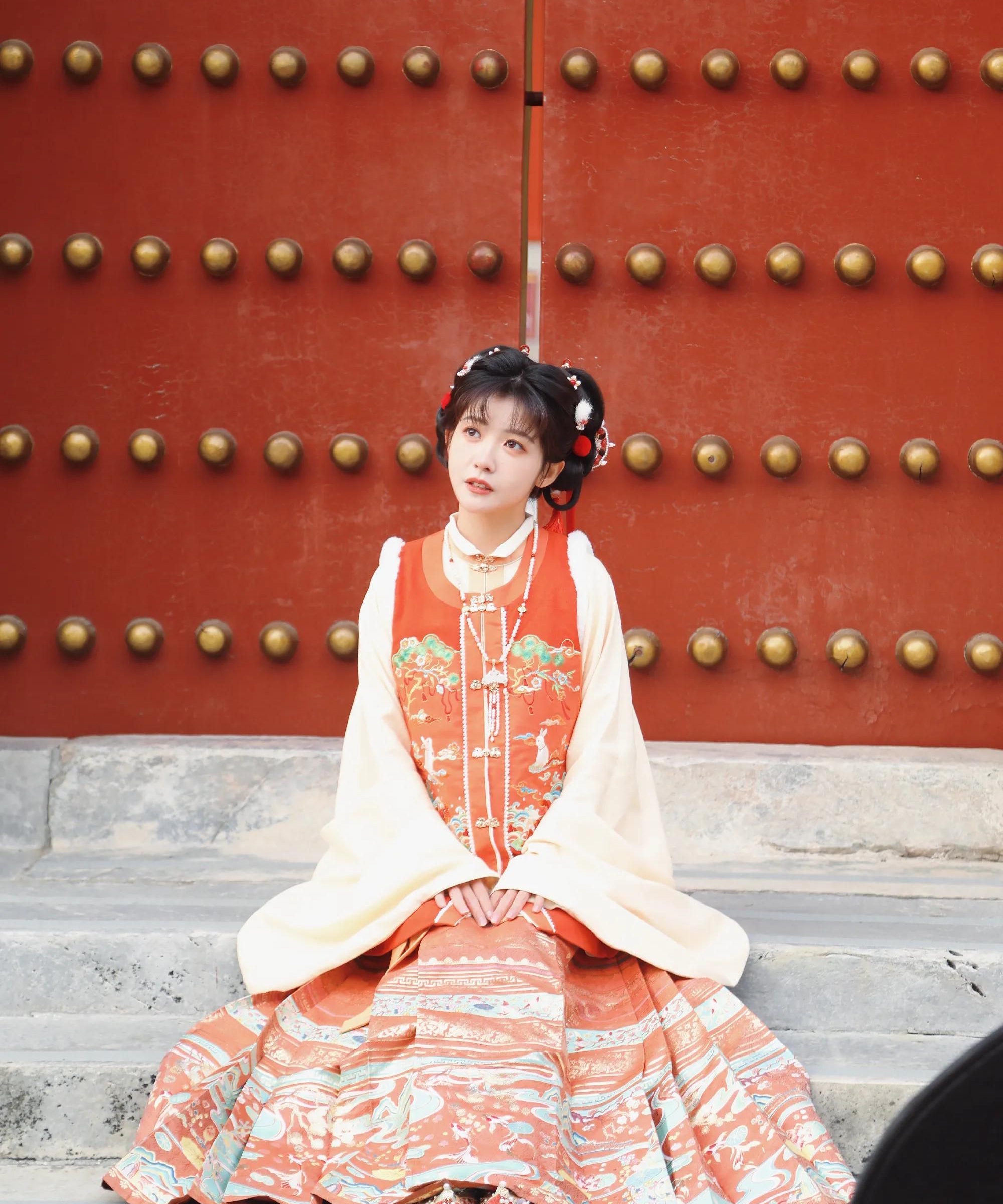 赖美云古风写真手提兔儿灯游园娇俏甜美美艳动人