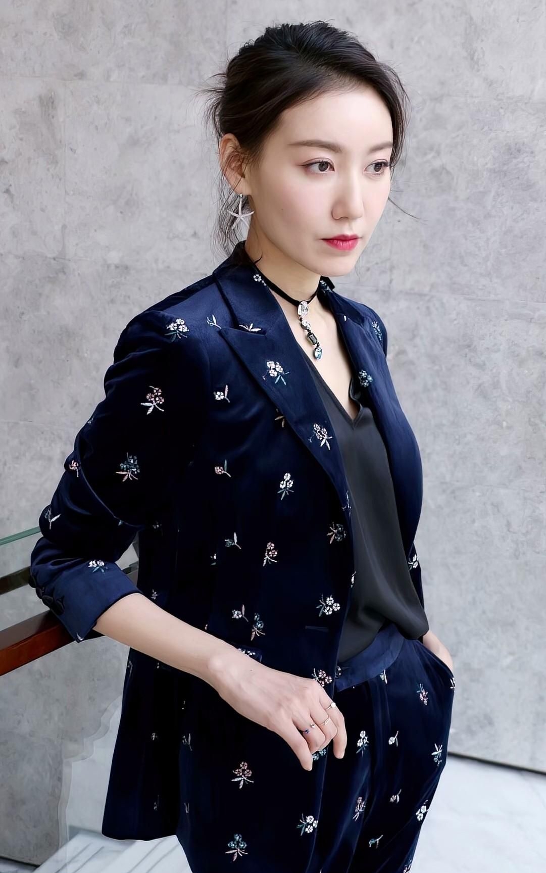 高露粉嫩佳人明艳写真,美丽大方!__财经头条