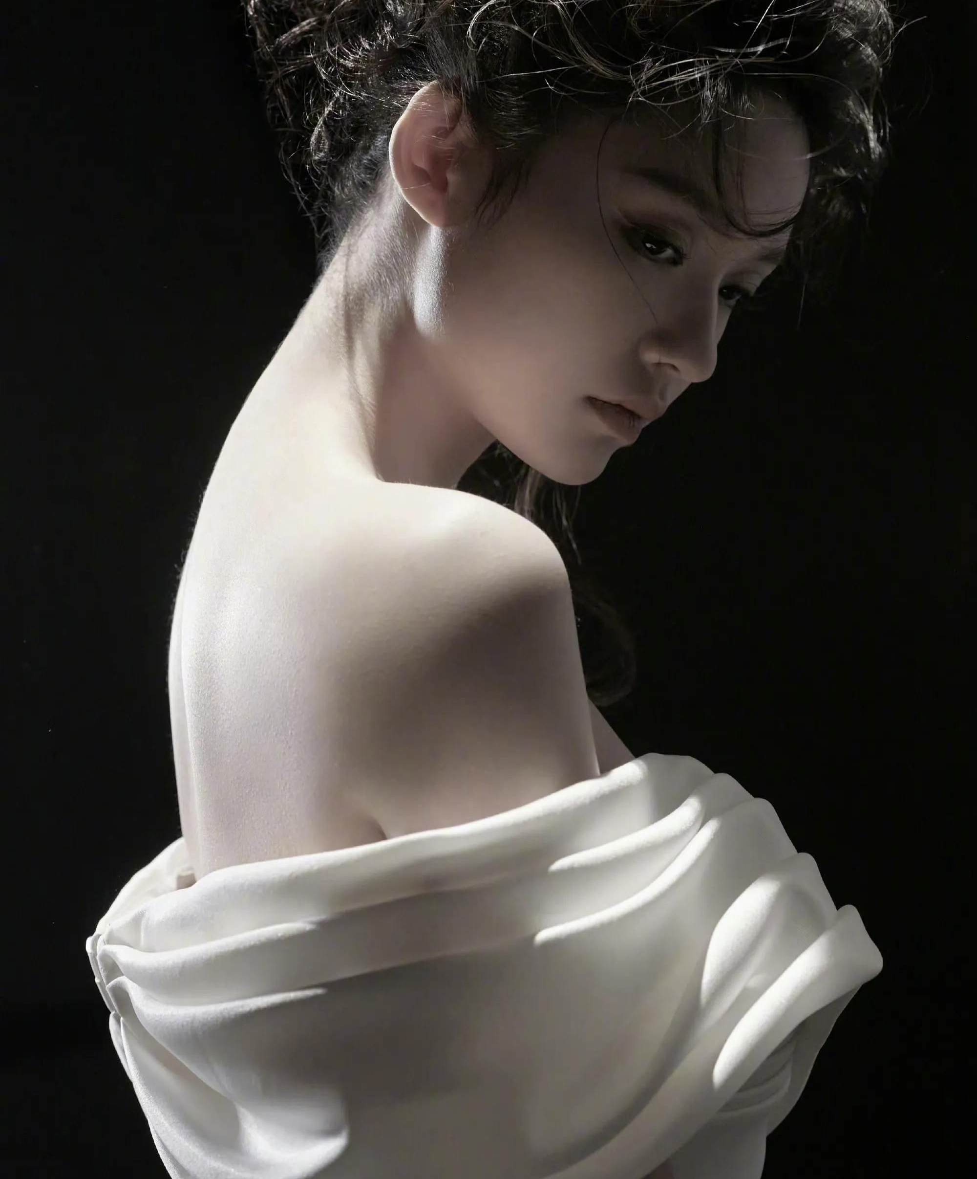 林允穿抹胸深v白裙大露香肩,肤白若雪,又纯又欲!__财经头条