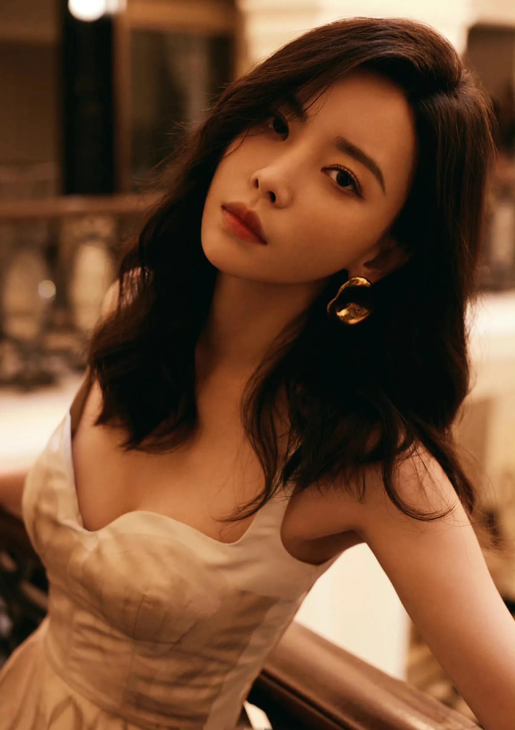 于文文吊带裙造型,高贵冷艳,楚楚动人!_高清图集_新浪网