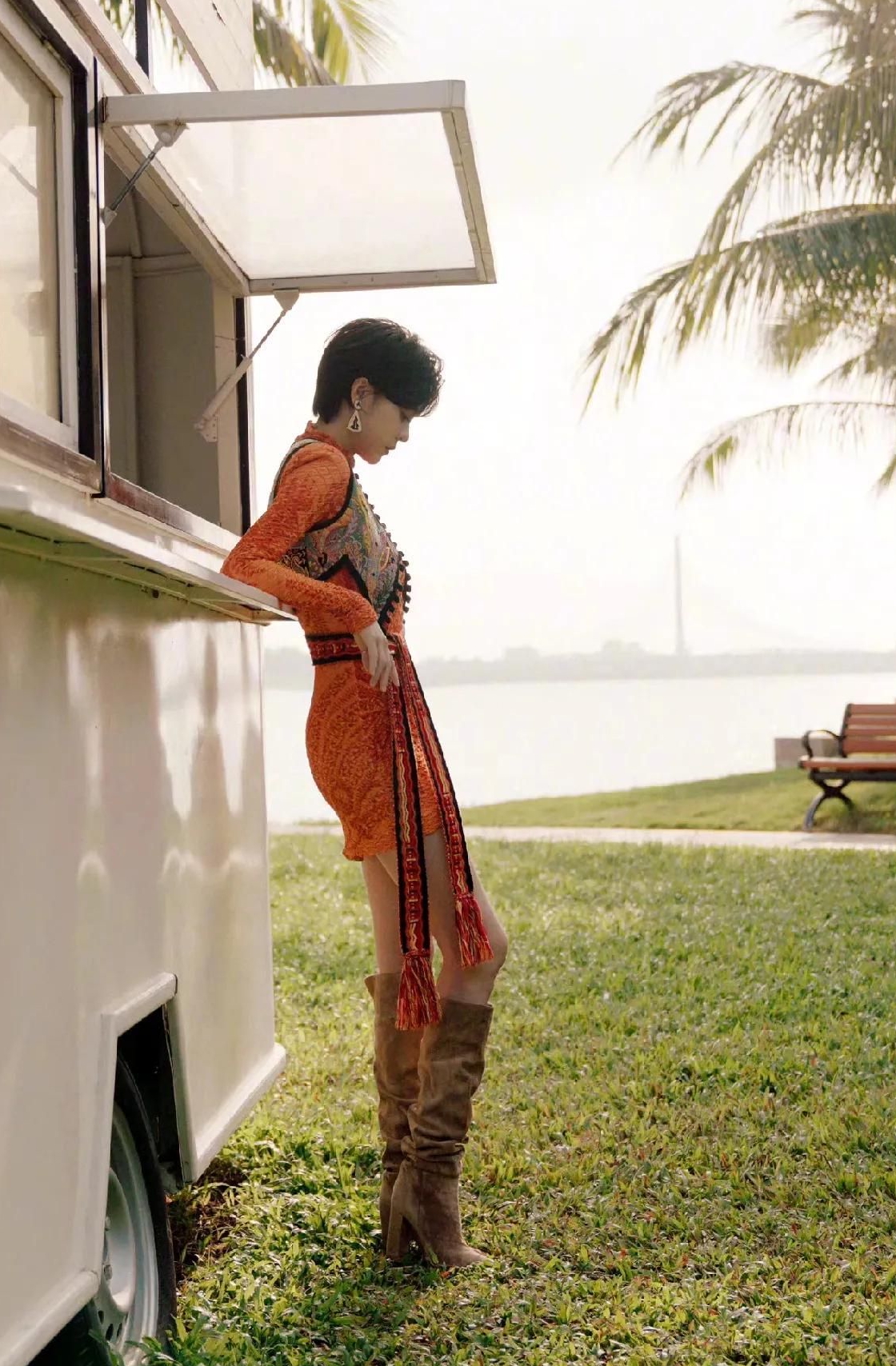 郁可唯穿橙色民族风短裙秀长腿短发干练惊艳迷人