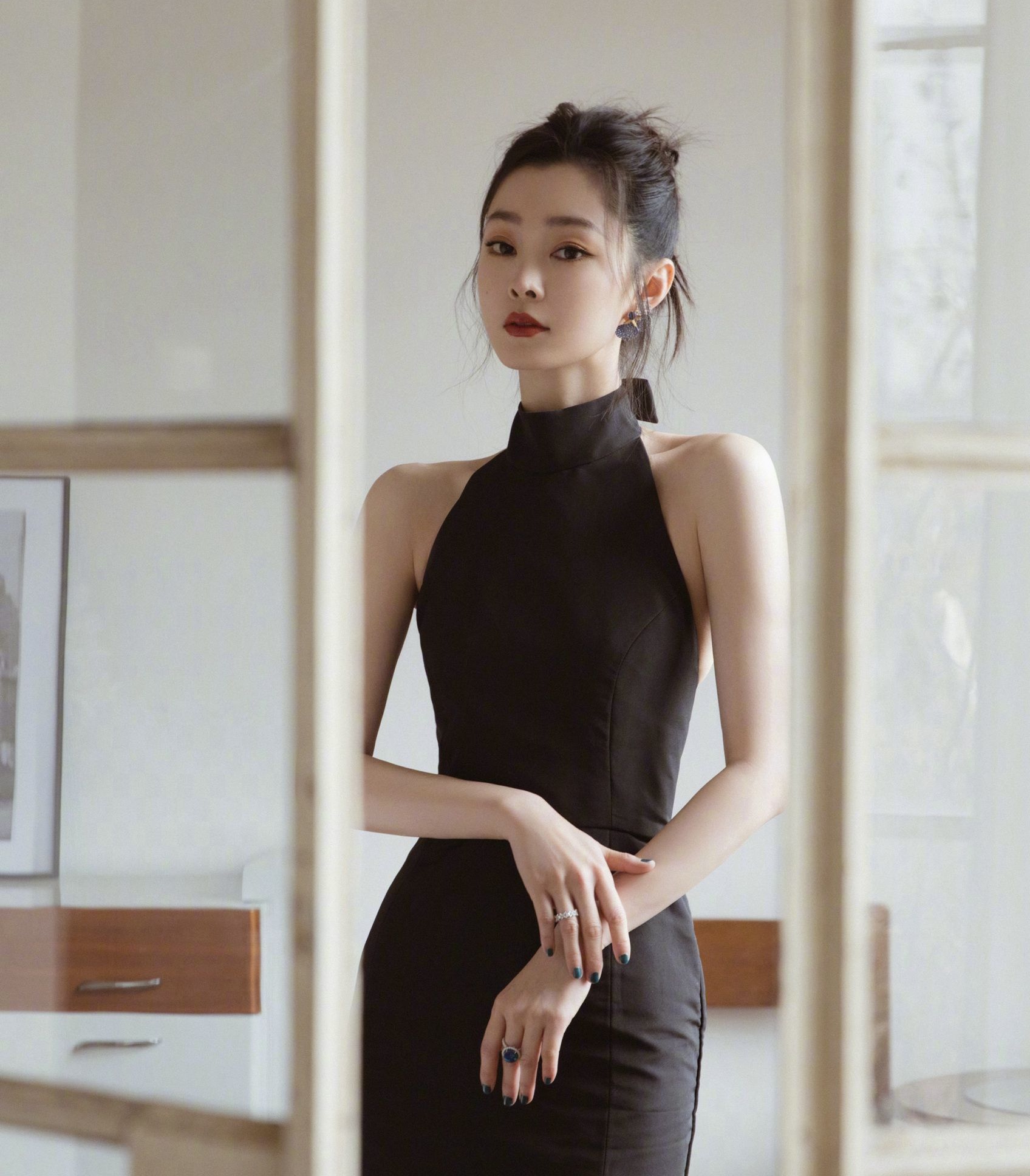 宋轶黑色瘦身连衣裙写真,灵动优雅,娇俏可人!__财经头条