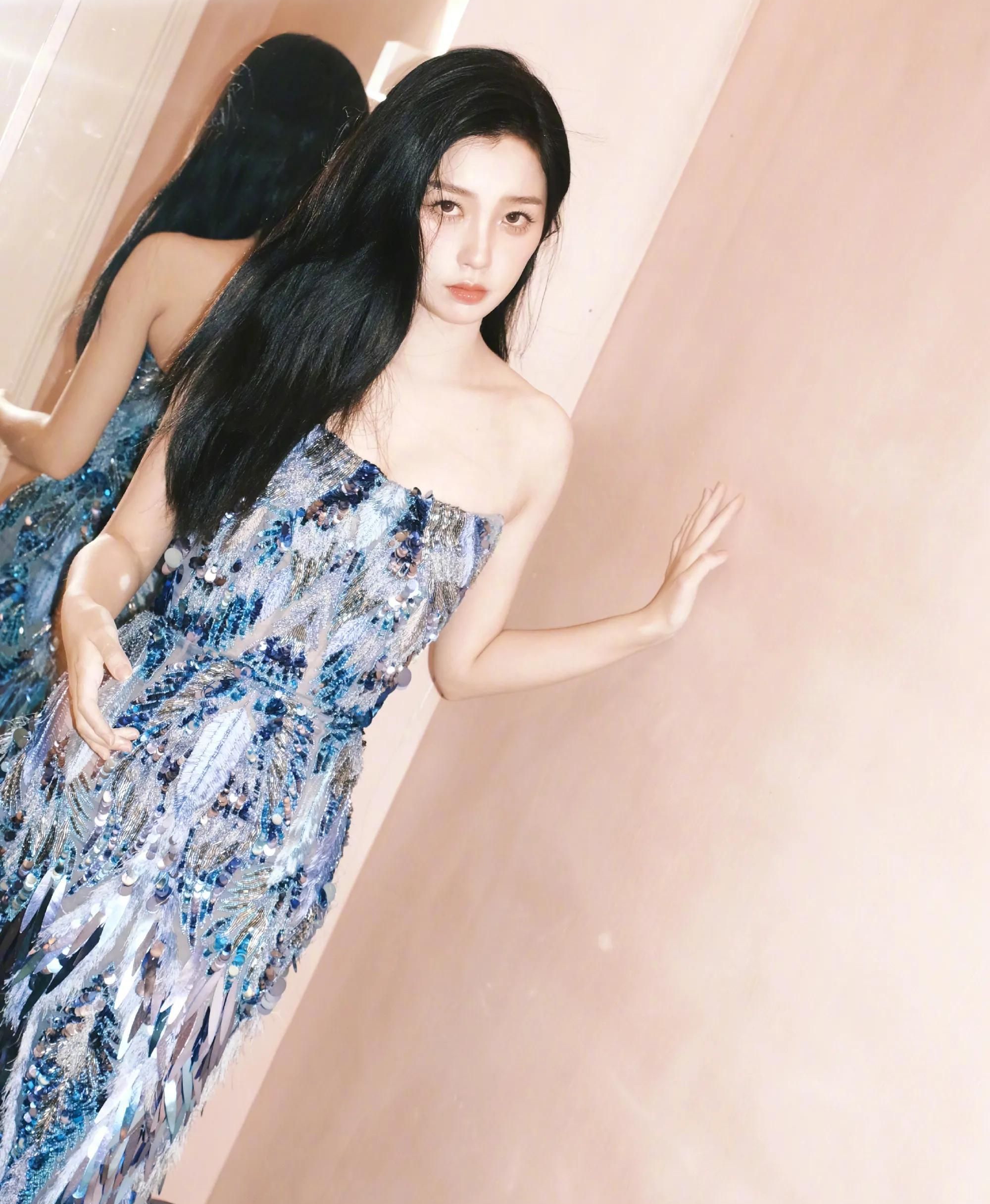 虞书欣穿蓝色亮片羽毛裙长发披肩露香肩锁骨美艳动人
