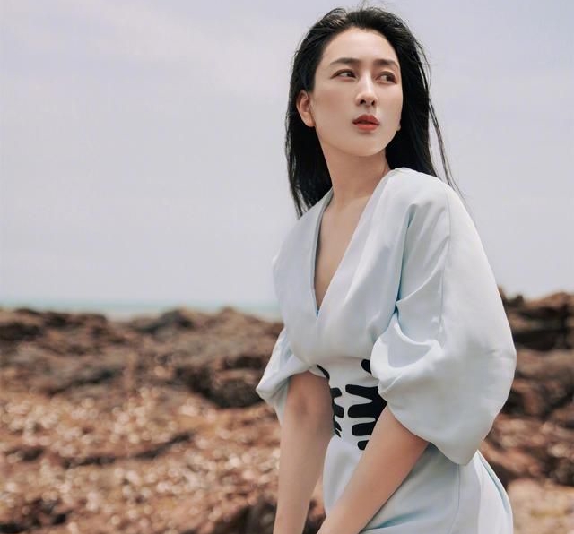 马苏在海边一身长裙长发飘逸,成熟有魅力!__财经头条