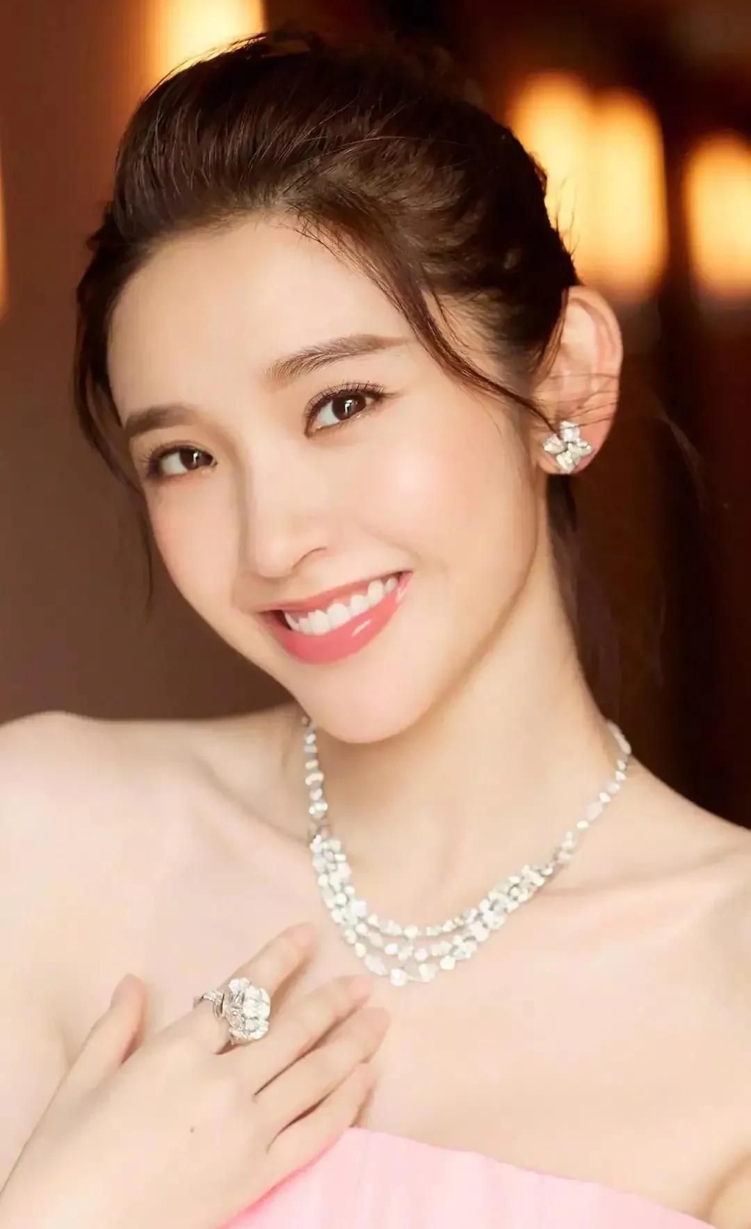 气质女神唐艺昕可爱迷人