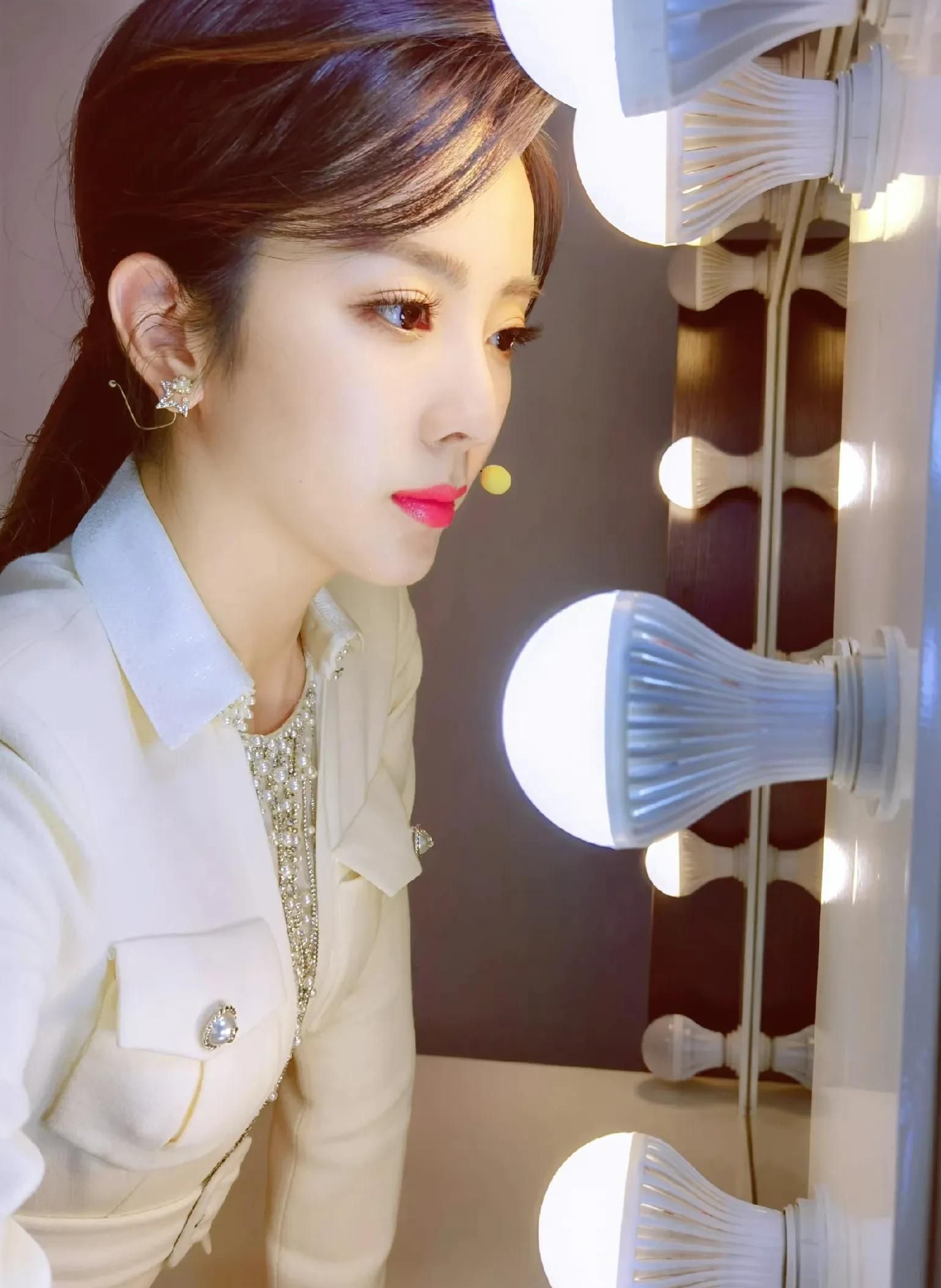 美丽优雅的李思思,魅力无限,娇俏可人!__财经头条