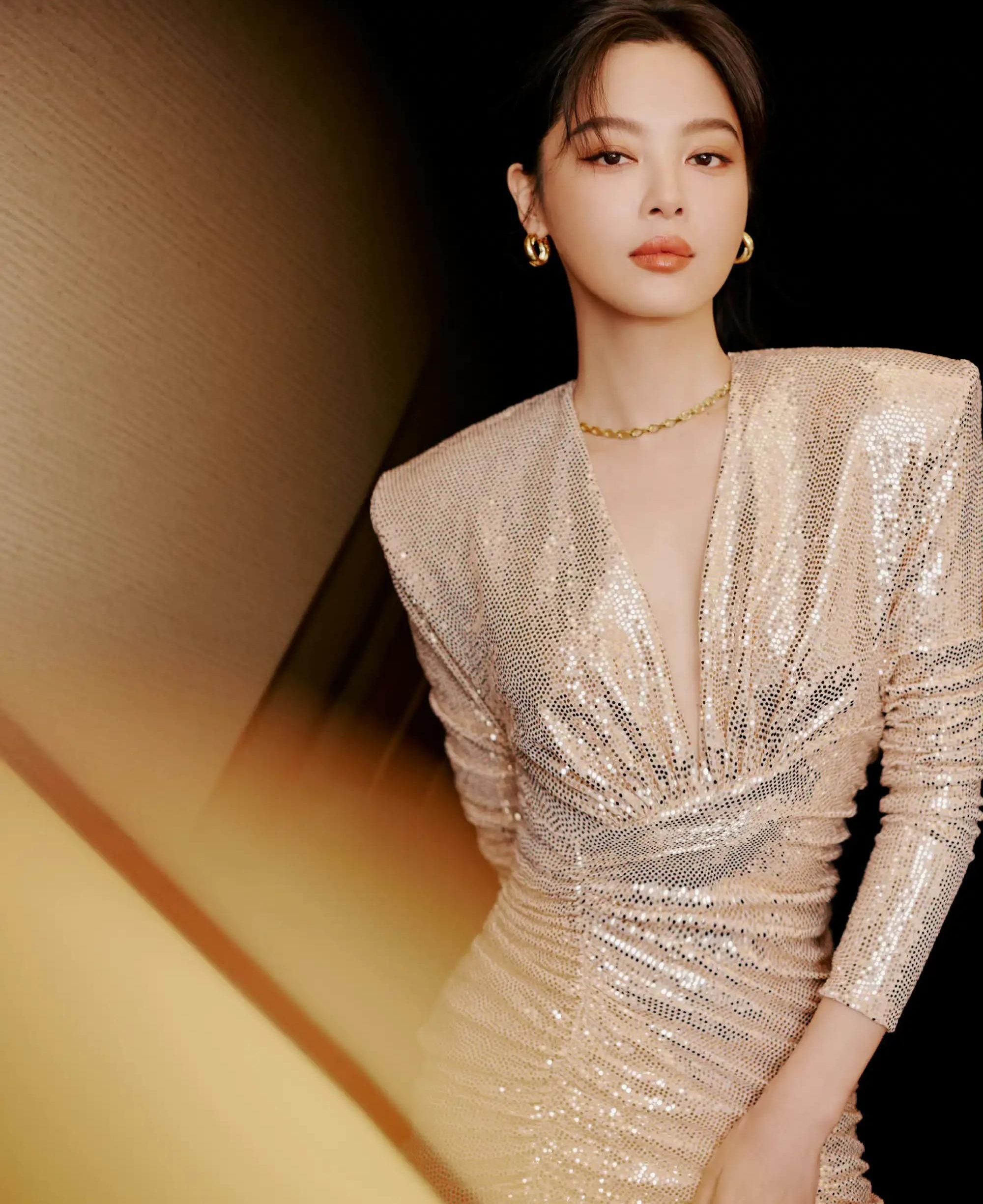 辛芷蕾穿透视鎏金深v亮片裙勾勒曼妙身姿,优雅高贵,惊艳迷人!