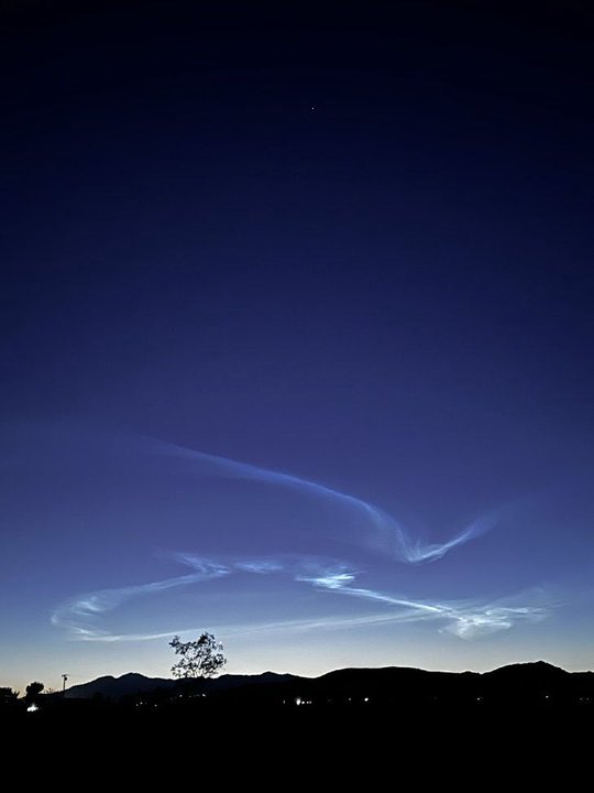 拍摄到萤火虫阿尔法火箭尾迹及疑似冰晶