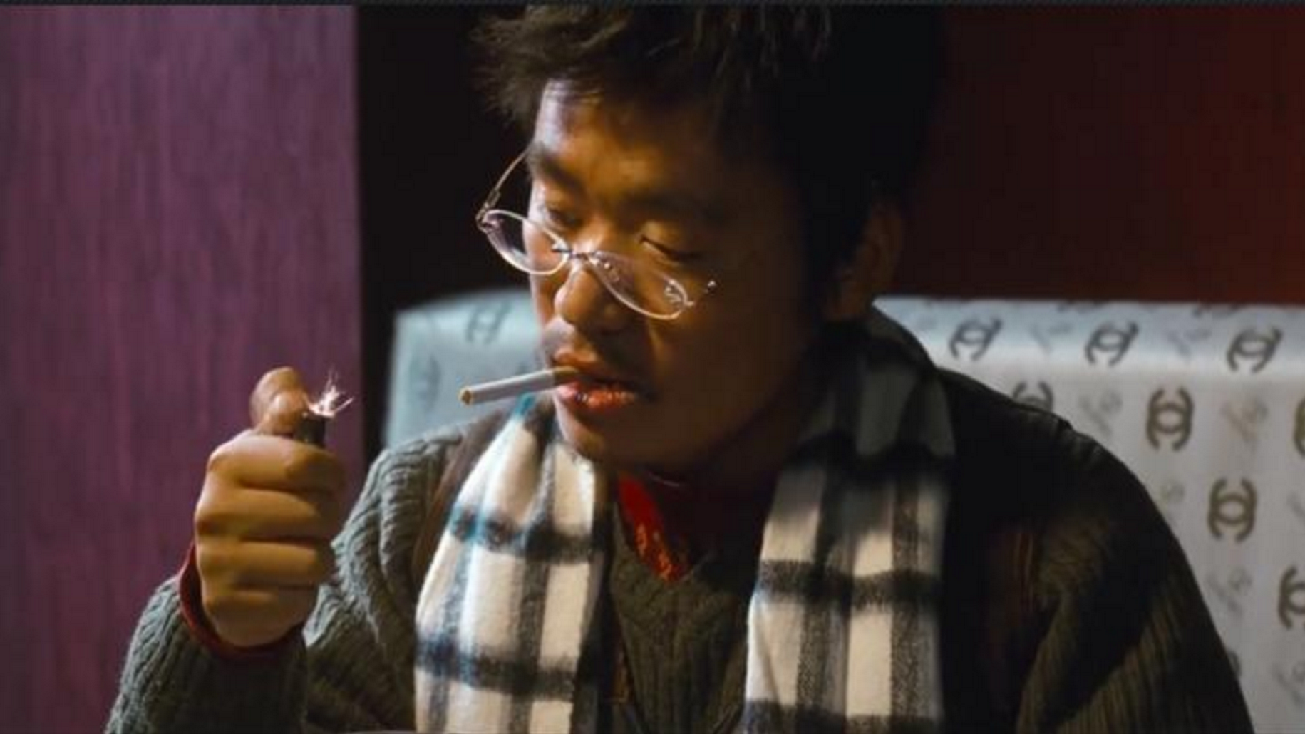 树哥吸烟美女也吸虽不会说话但这是最直接的表达