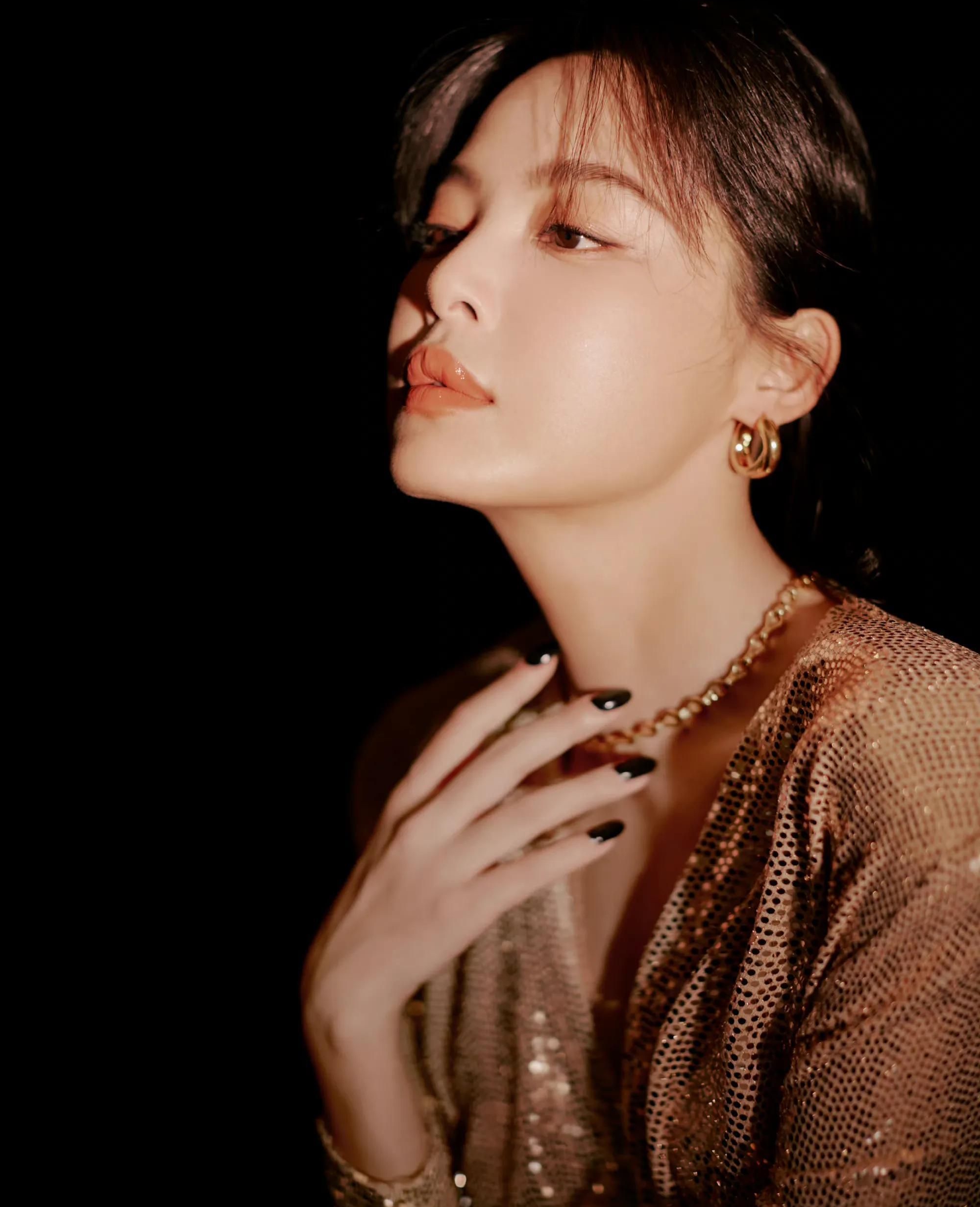 辛芷蕾穿透视鎏金深v亮片裙勾勒曼妙身姿,优雅高贵,美艳动人!