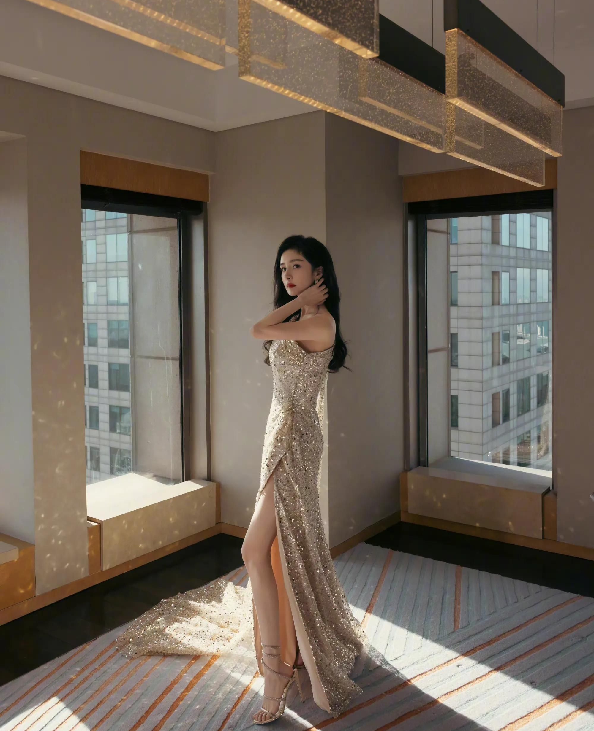 杨幂穿高开叉鎏金长裙秀美腿,冷艳高贵,明艳动人!