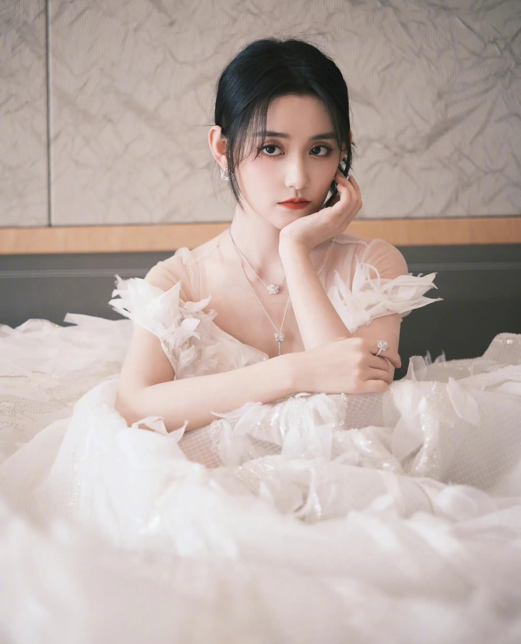 蒋依依穿白色镂空透视羽毛长裙,清纯甜美,灵动温柔!