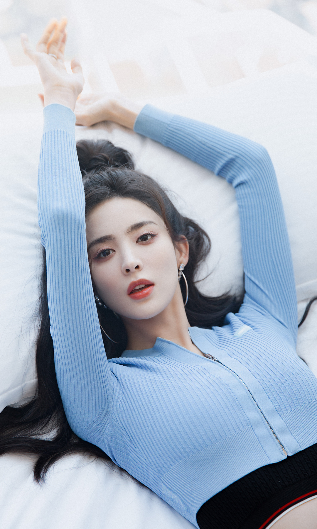 娜扎露肩长裙肤色白皙透亮惊艳迷人