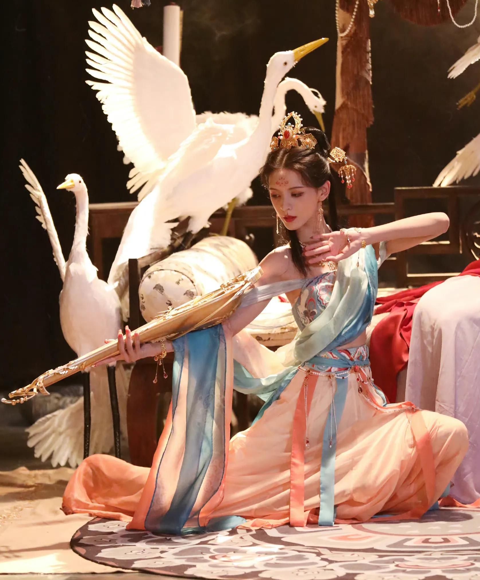 张予曦身着红衣公主古装美照,娇艳如花,优雅迷人!__财经头条