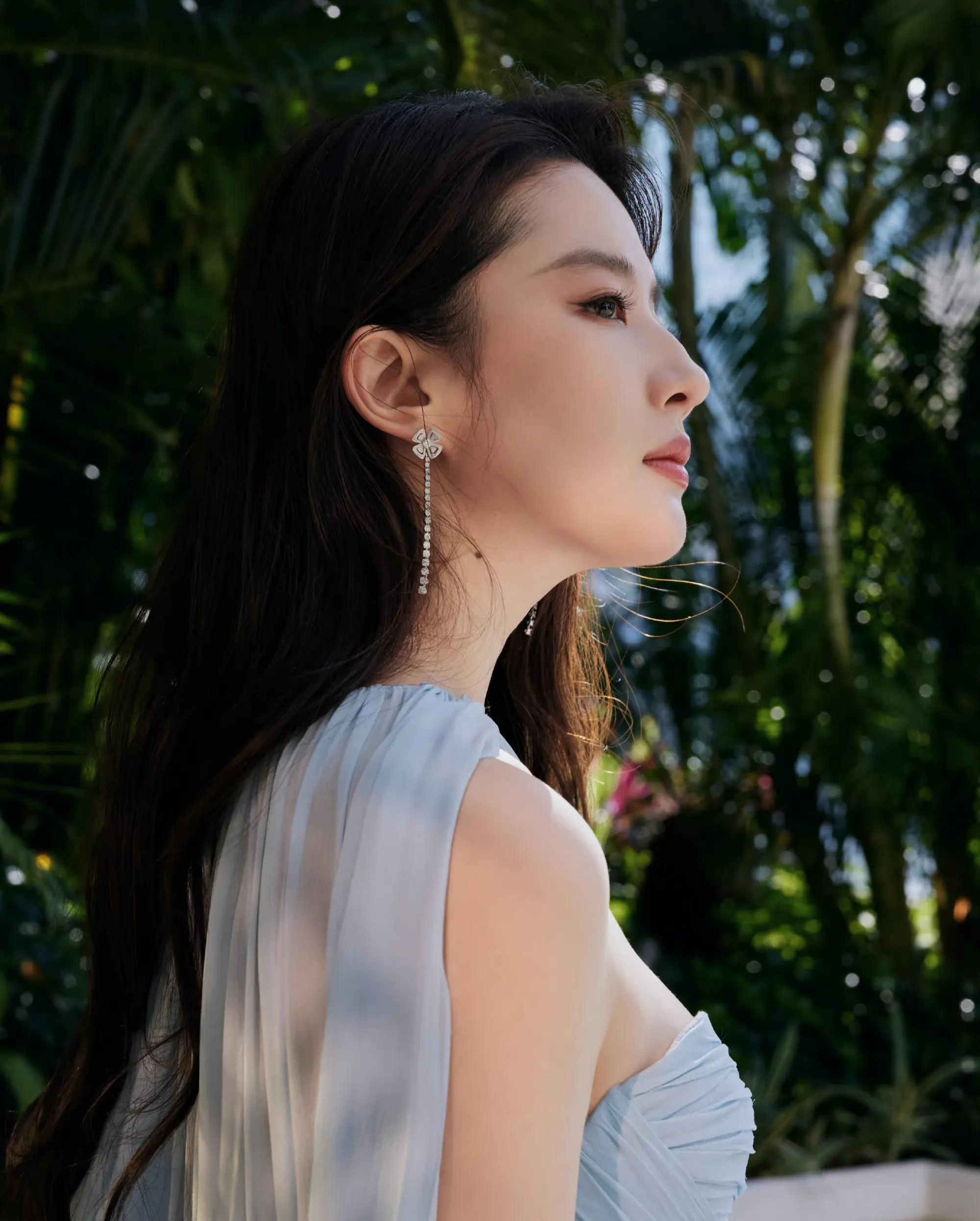 刘亦菲蓝色抹胸纱裙造型,美若天仙,楚楚动人!