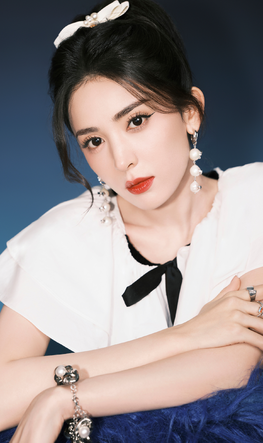 娜扎露肩长裙,肤色白皙透亮,妩媚动人!