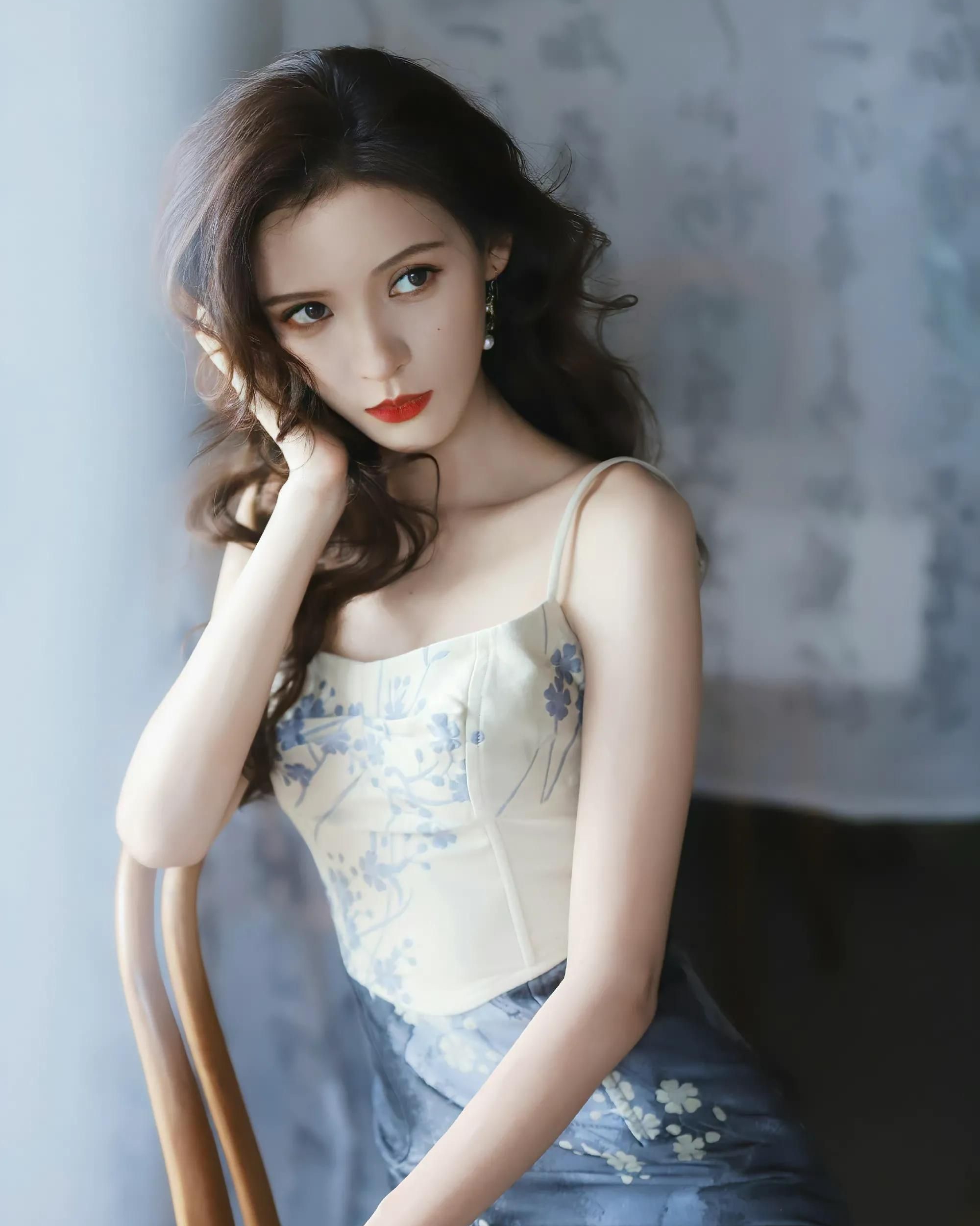 张予曦淡雅娴静美丽气质楚楚动人