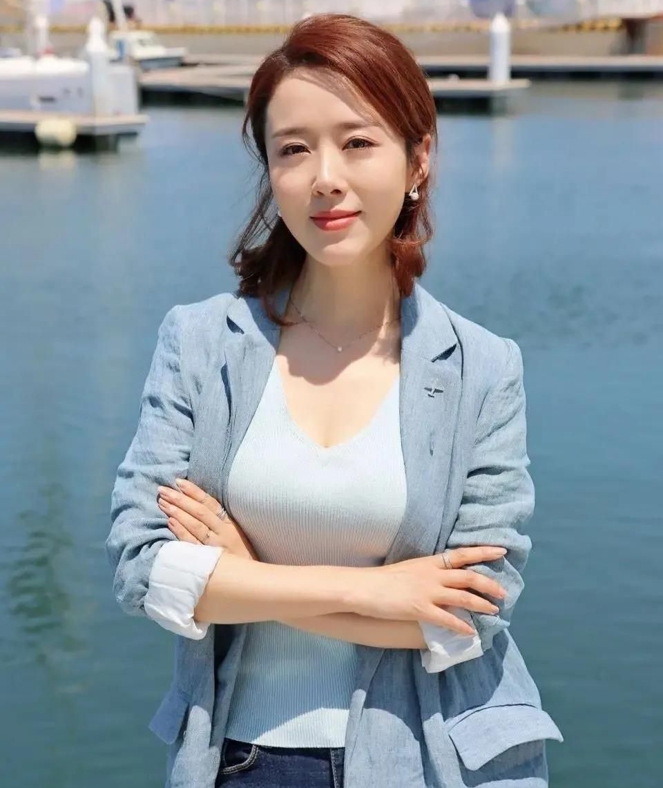 颜丹晨,姣美的面容和浅浅的微笑,楚楚动人!__财经头条