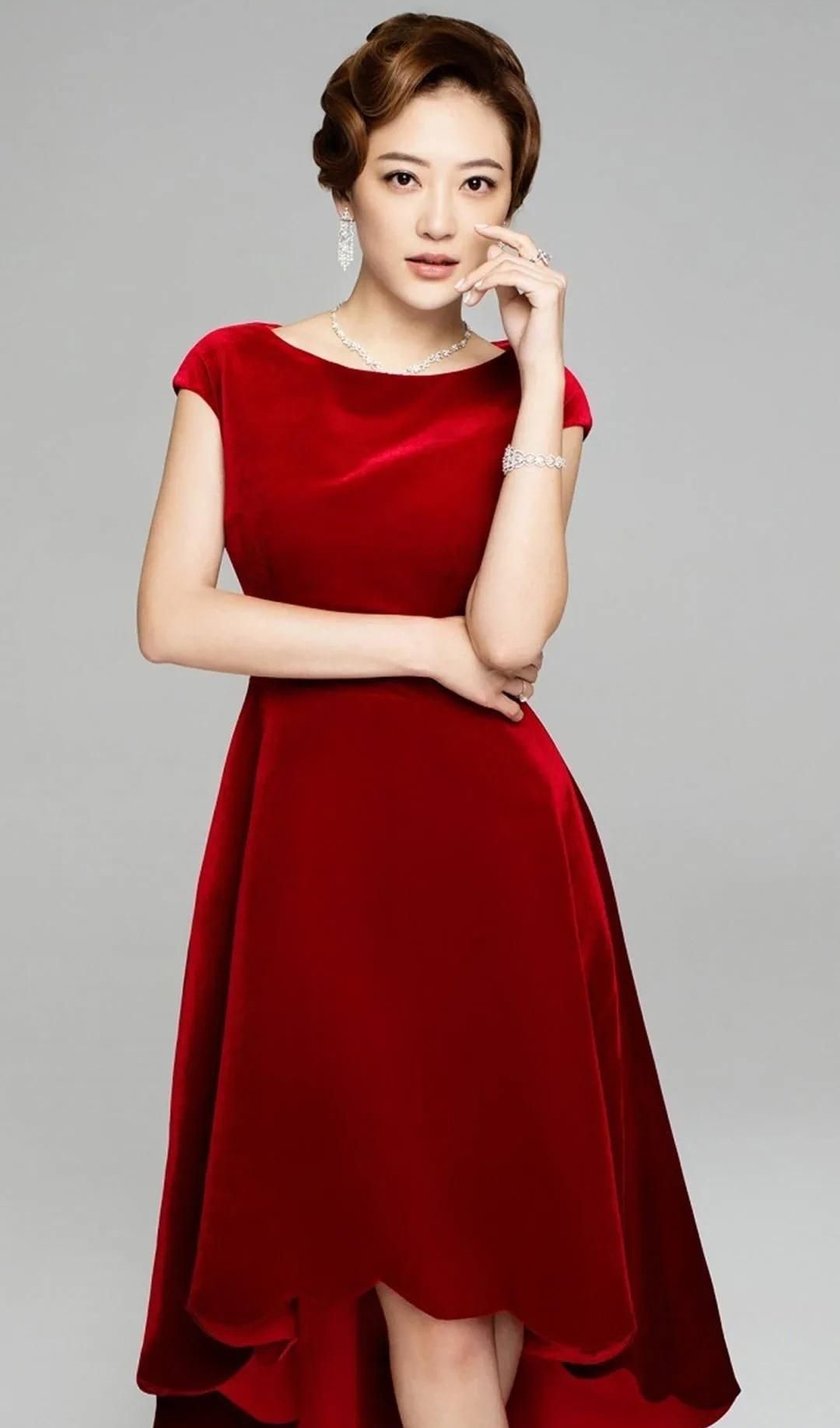 气质女神应采儿,楚楚动人!__财经头条