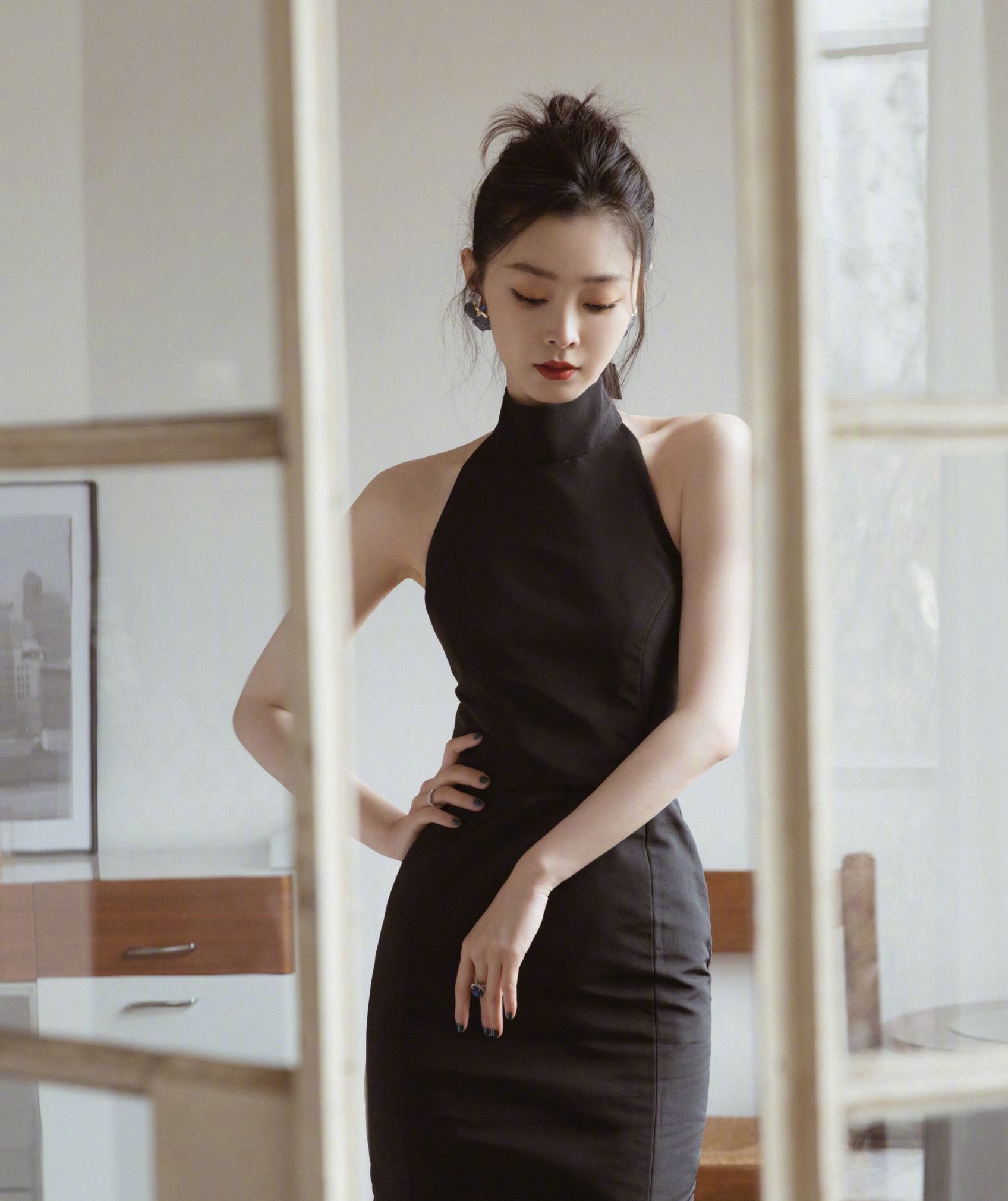宋轶黑色瘦身连衣裙写真,灵动优雅,娇俏可人!