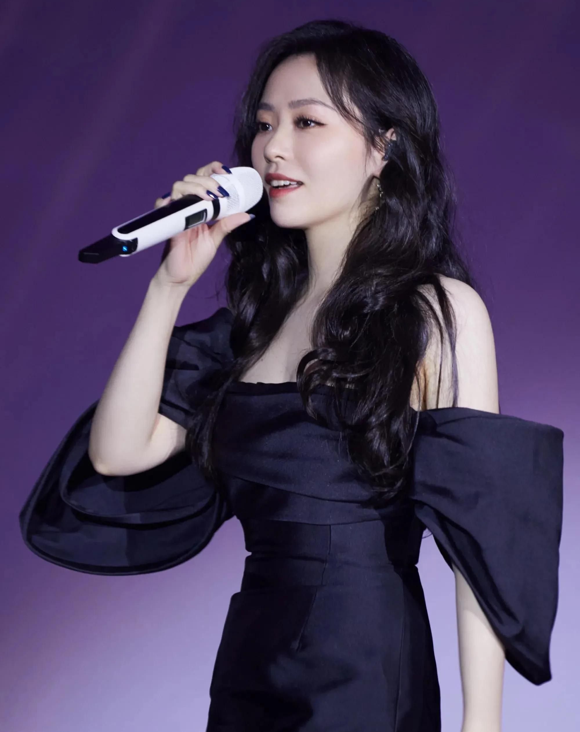 歌声动听的张靓颖气质出众温文尔雅的写真照