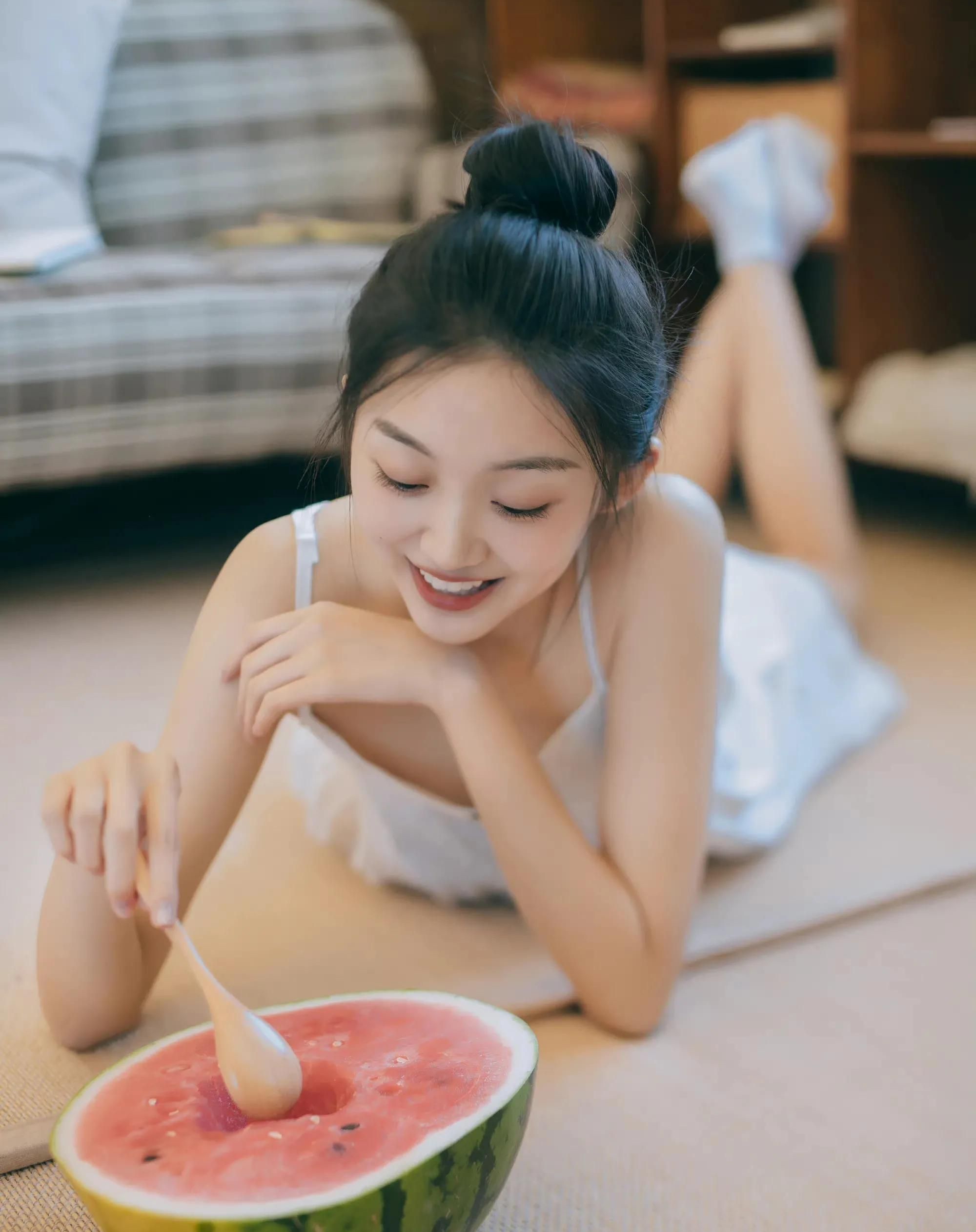 曲芷含和西瓜的美照,甜美可爱,楚楚动人!_高清图集_新浪网