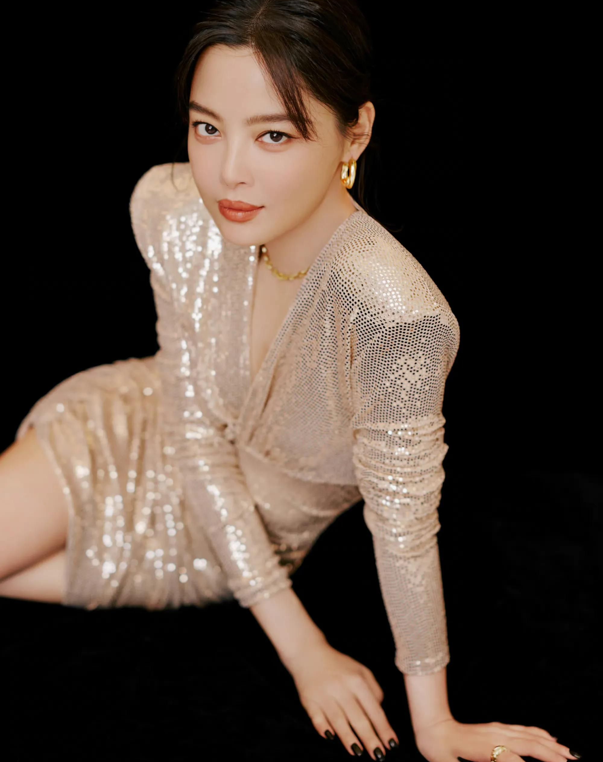 辛芷蕾穿透视鎏金深v亮片裙勾勒曼妙身姿,优雅高贵,魅力可人!