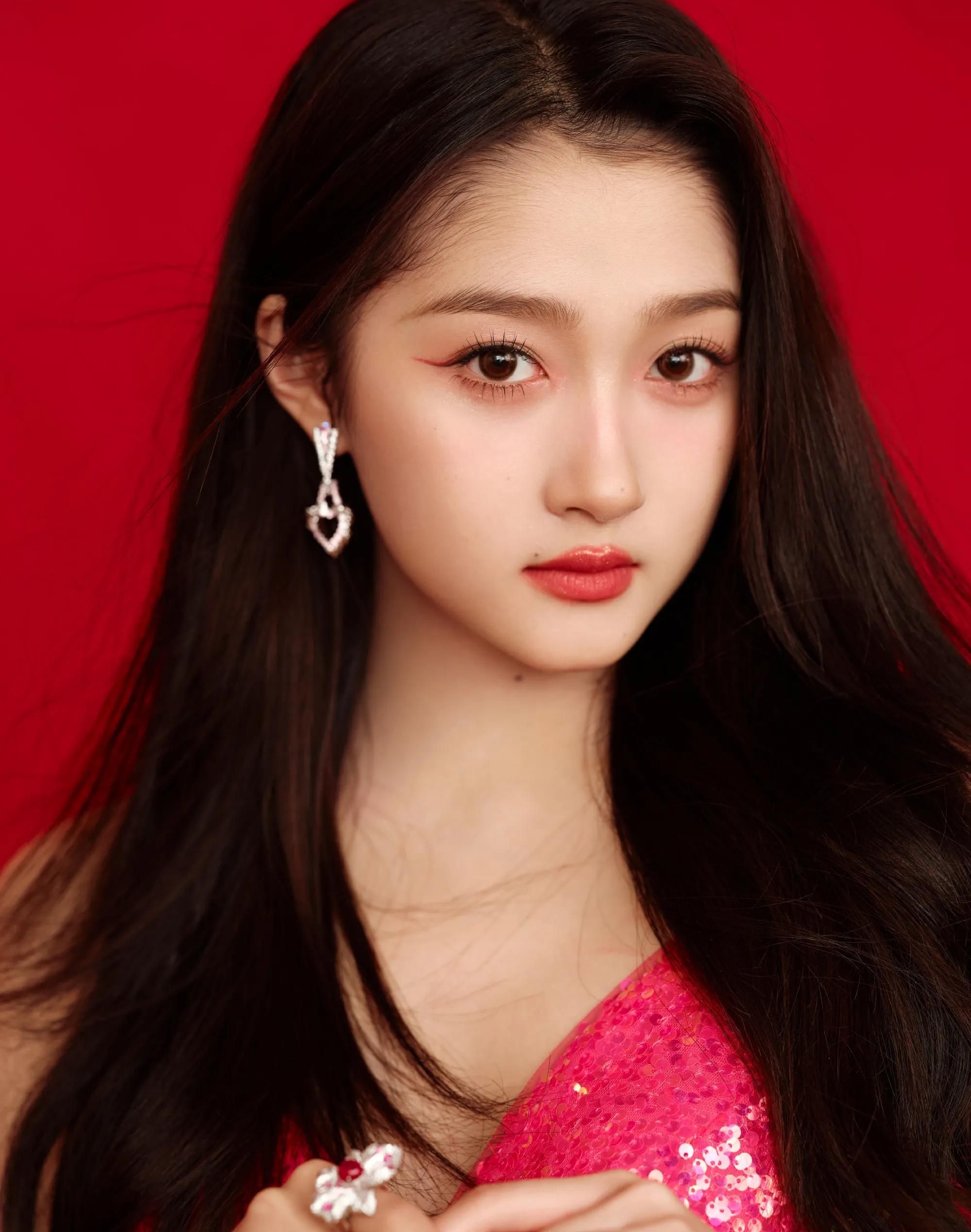 关晓彤穿玫红深v高开叉亮片裙秀长腿,风姿绰约,美艳动人!