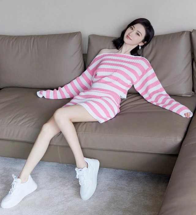 景甜,粉白色露肩针织短裙,优雅迷人!__财经头条