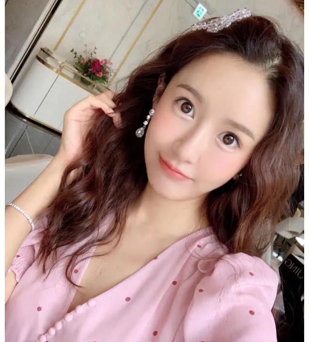 模特张子萱惊艳美照优雅大气