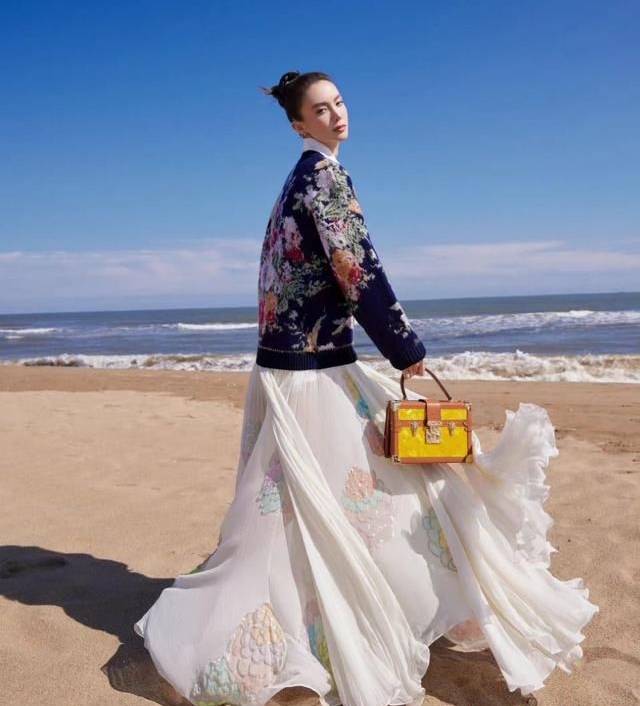 金晨海边写真,楚楚可人!__财经头条