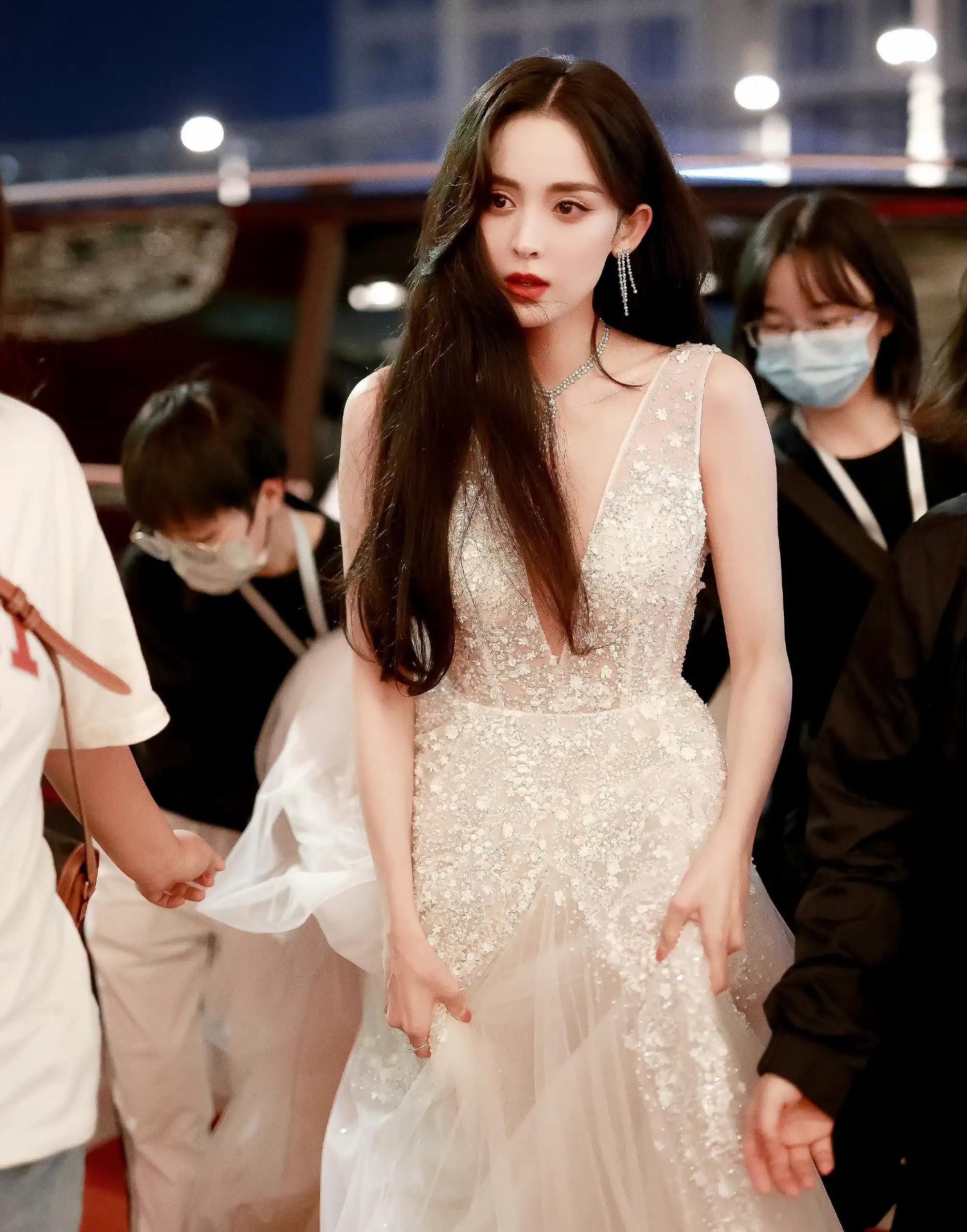 红毯上的古力娜扎娇艳如花时尚魅力