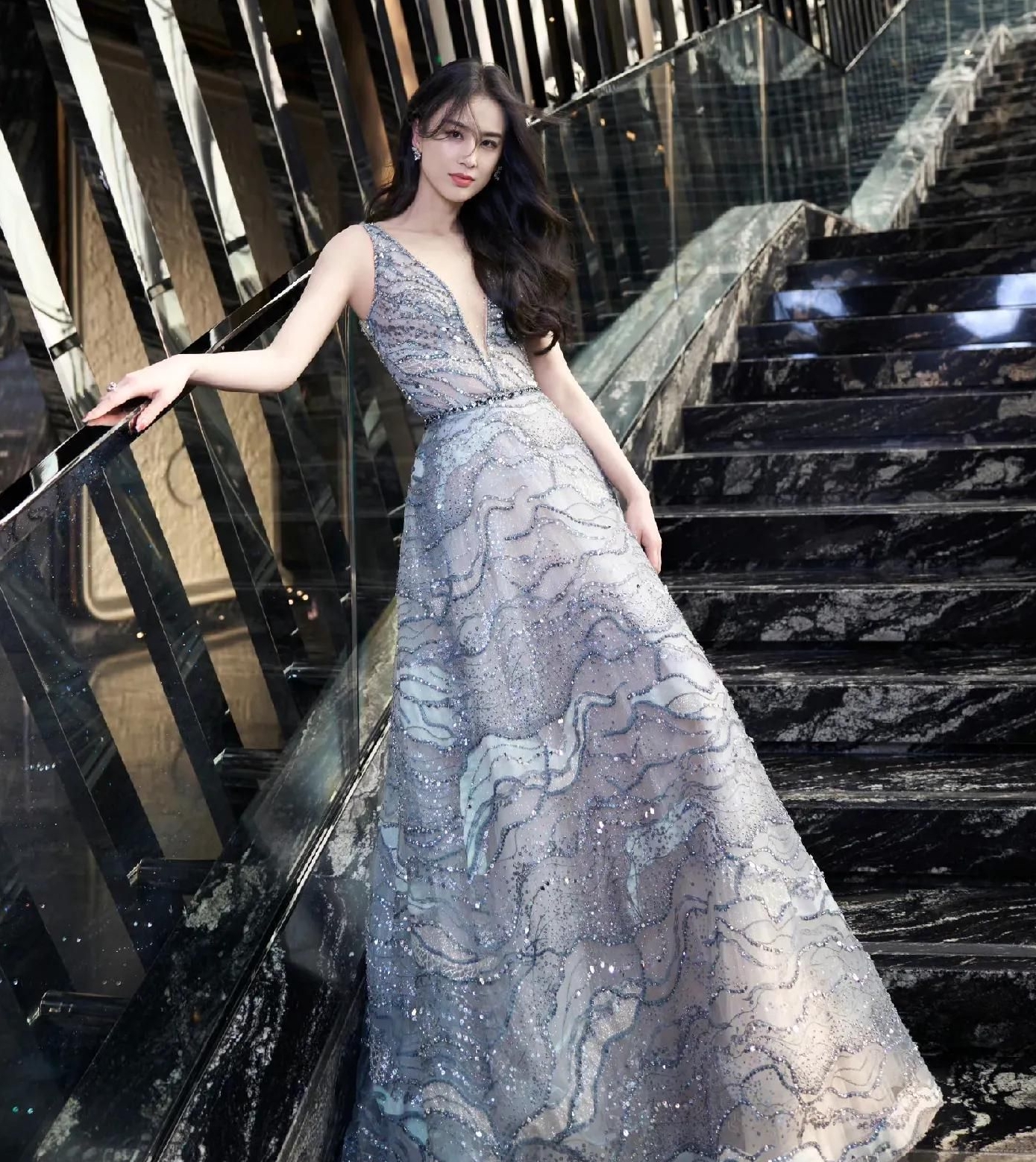 黄圣依穿深v露背礼服展现婀娜多姿曼妙傲人曲线美艳大气