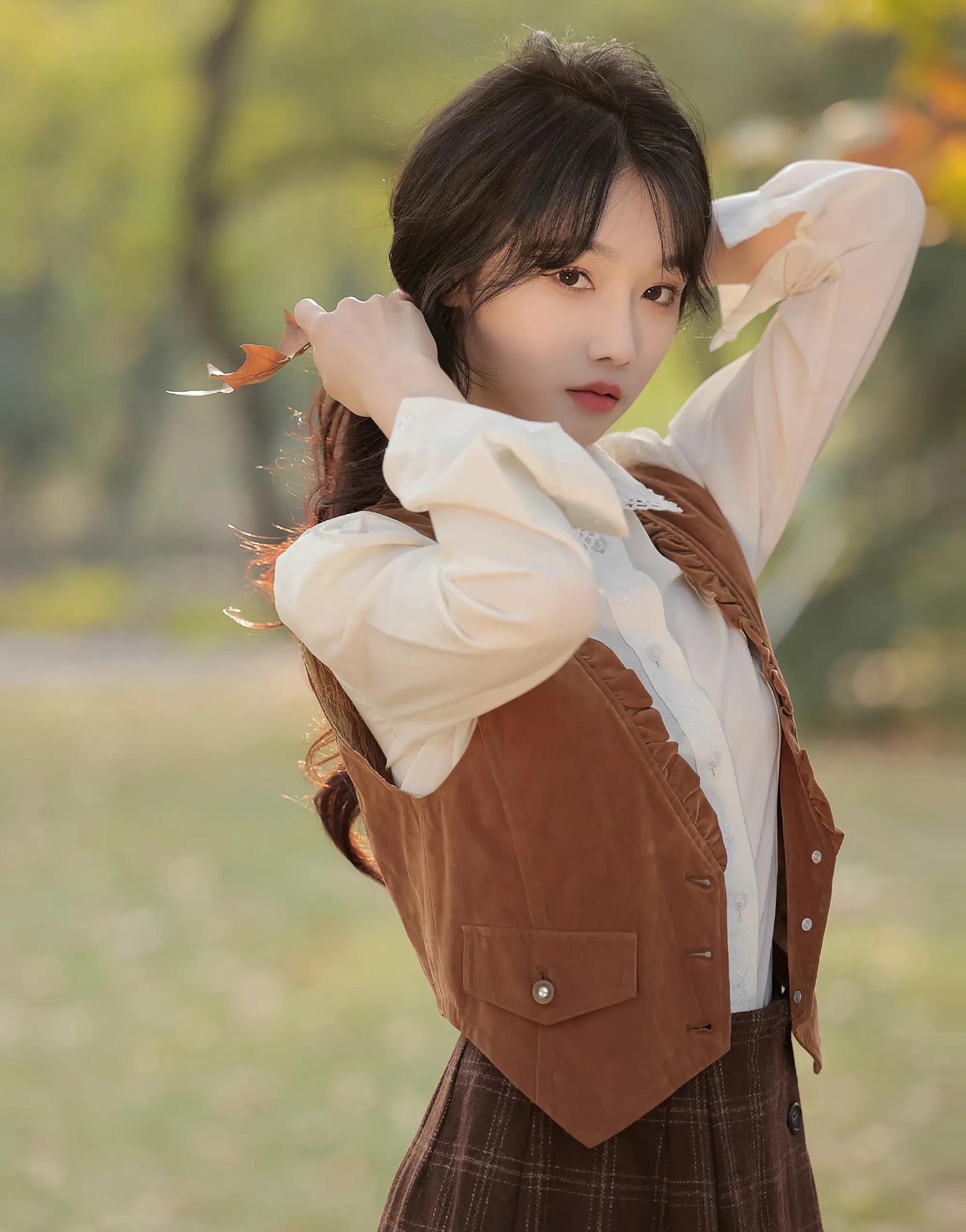 宋昕冉戴个毛绒绒帽子在户外玩耍,娇艳如花,时尚魅力!__财经头条