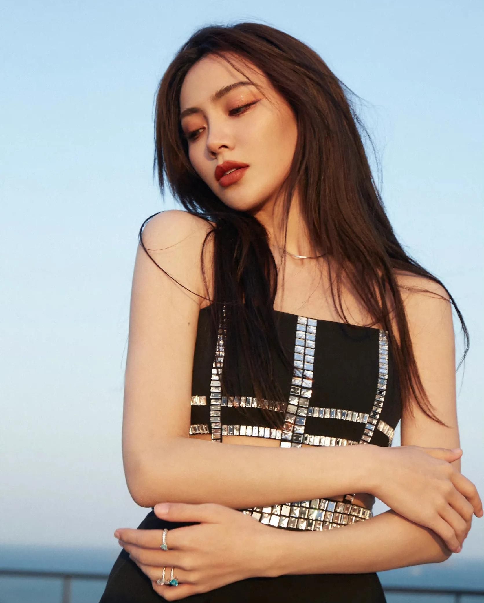 谢可寅抹胸吊带裙随拍,红唇烈焰,明艳动人!