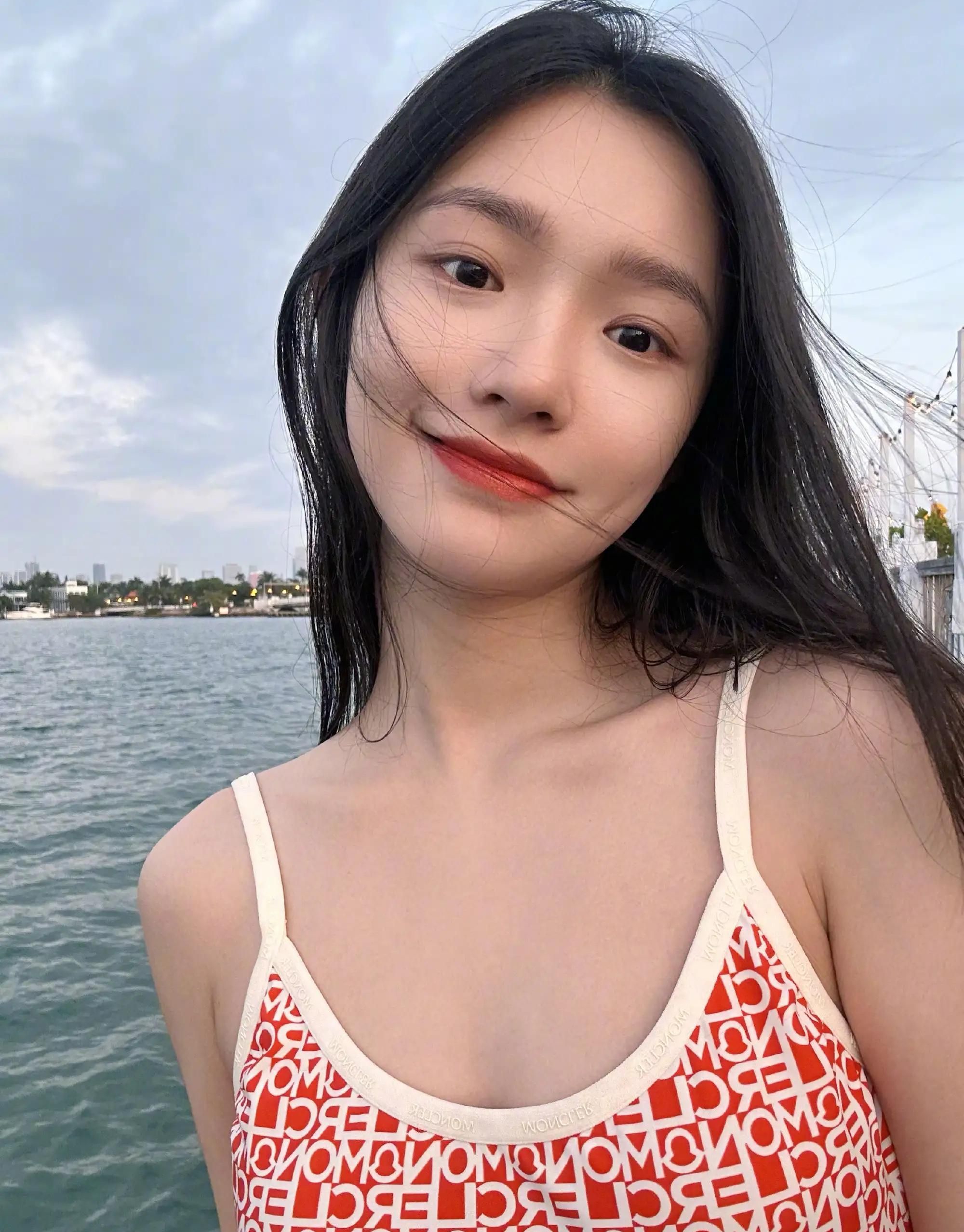 林允晒海滩随拍,穿泳装大秀长腿翘臀,楚楚动人!_高清图集_新浪网